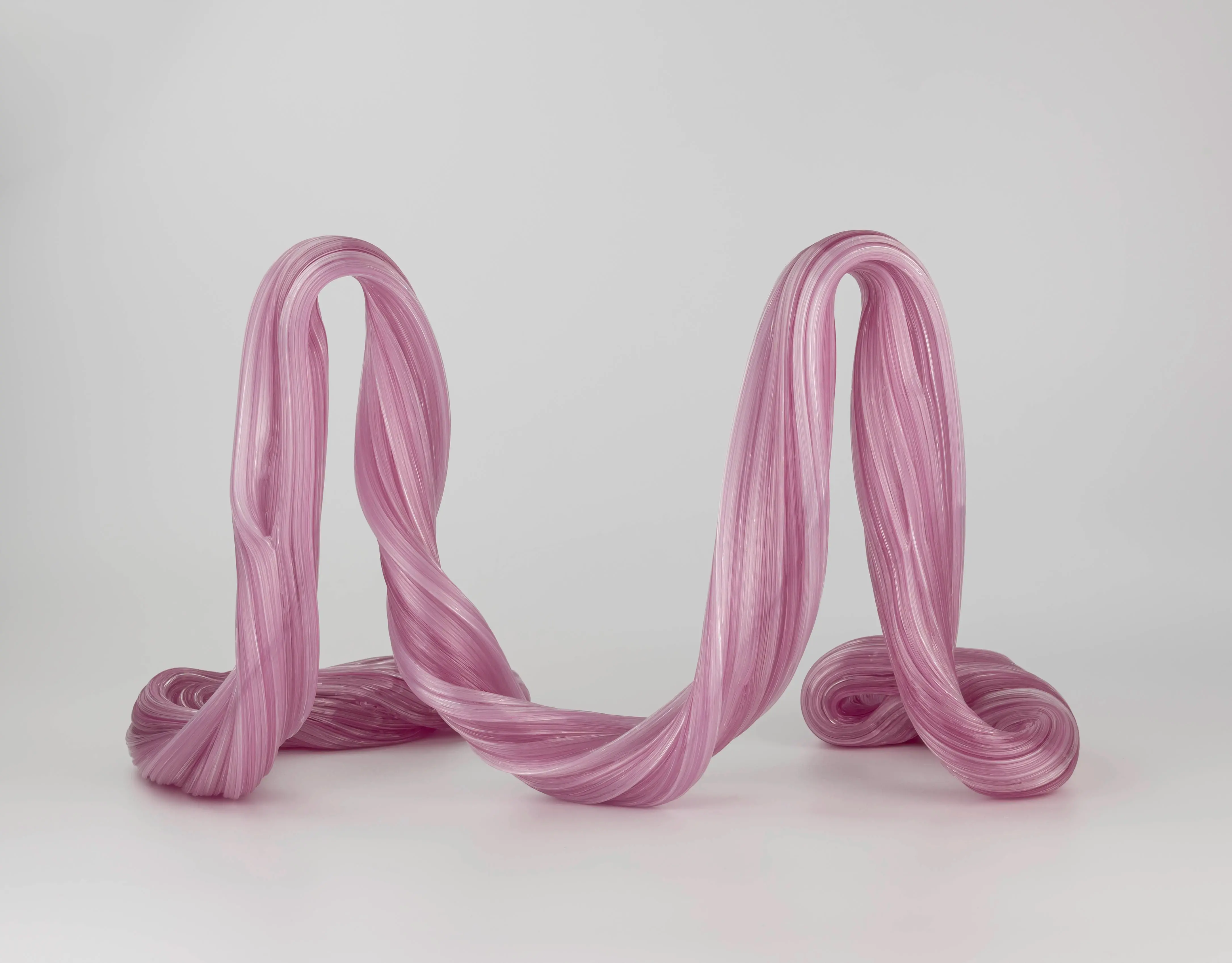 Hier sieht man eine Glasskulptur mit dem Titel "Adventuring #1" aus dem Jahr 2026 der Dänisch-Schwedischen Glaskünstlerin "Maria Bang Espersen", in Deutschland exklusiv vertreten durch die zeitgenössische Hamburger Kunstgalerie "Galerie von Wegen" mit Sitz im Levantehaus in der Mönckebergstraße 7 in 20095 Hamburg.