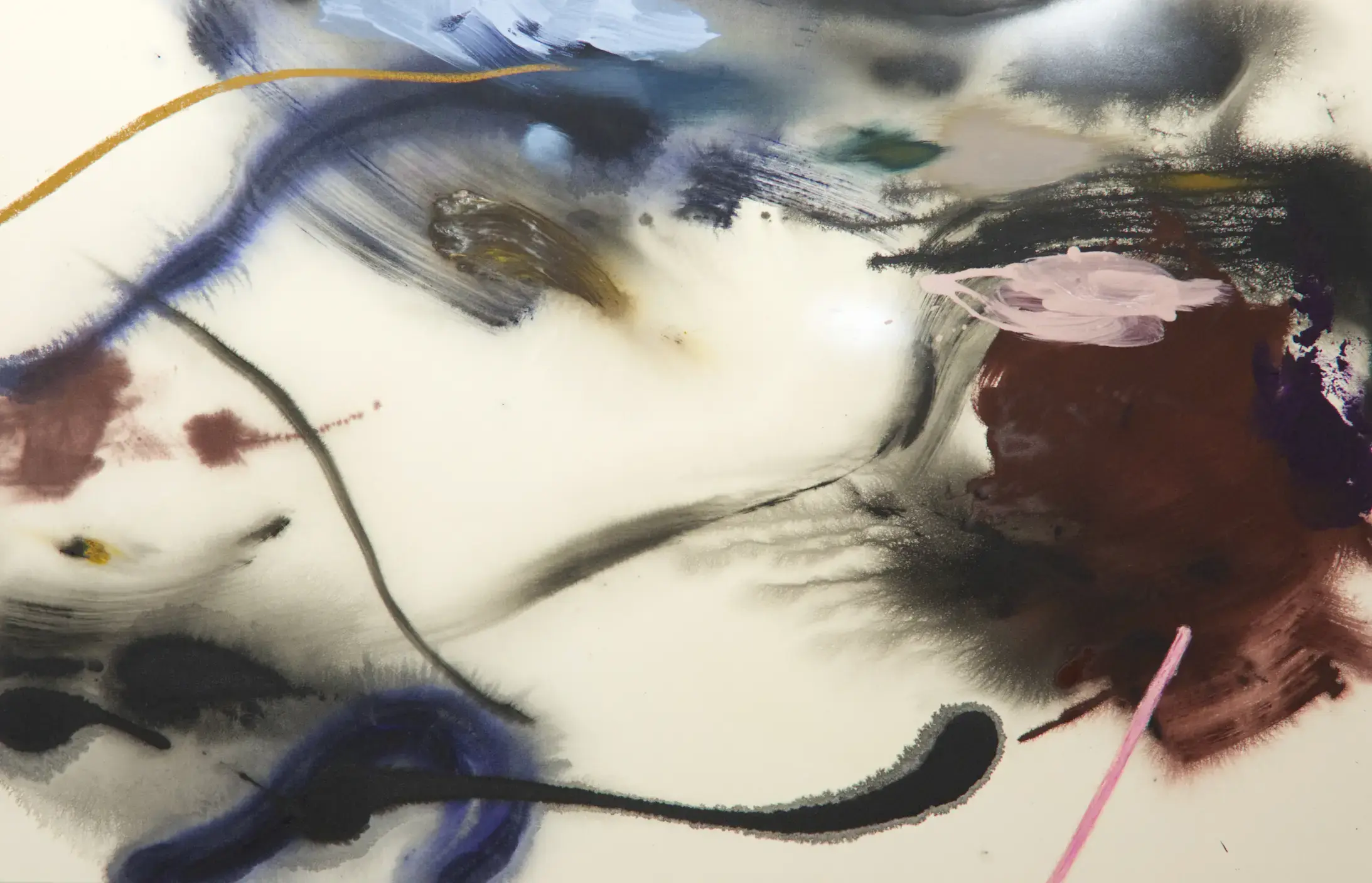 Hier sehen wir das Kunstwerk "Shards of Blue Fell to the Ground" in der Technik "Acryl auf Leinwand" aus dem Jahr 2025 der Berliner Künstlerin "Helen Hu", vertreten durch die zeitgenössische Hamburger Kunstgalerie "Galerie von Wegen" mit Sitz im Levantehaus in den Mönckebergstraße 7. 