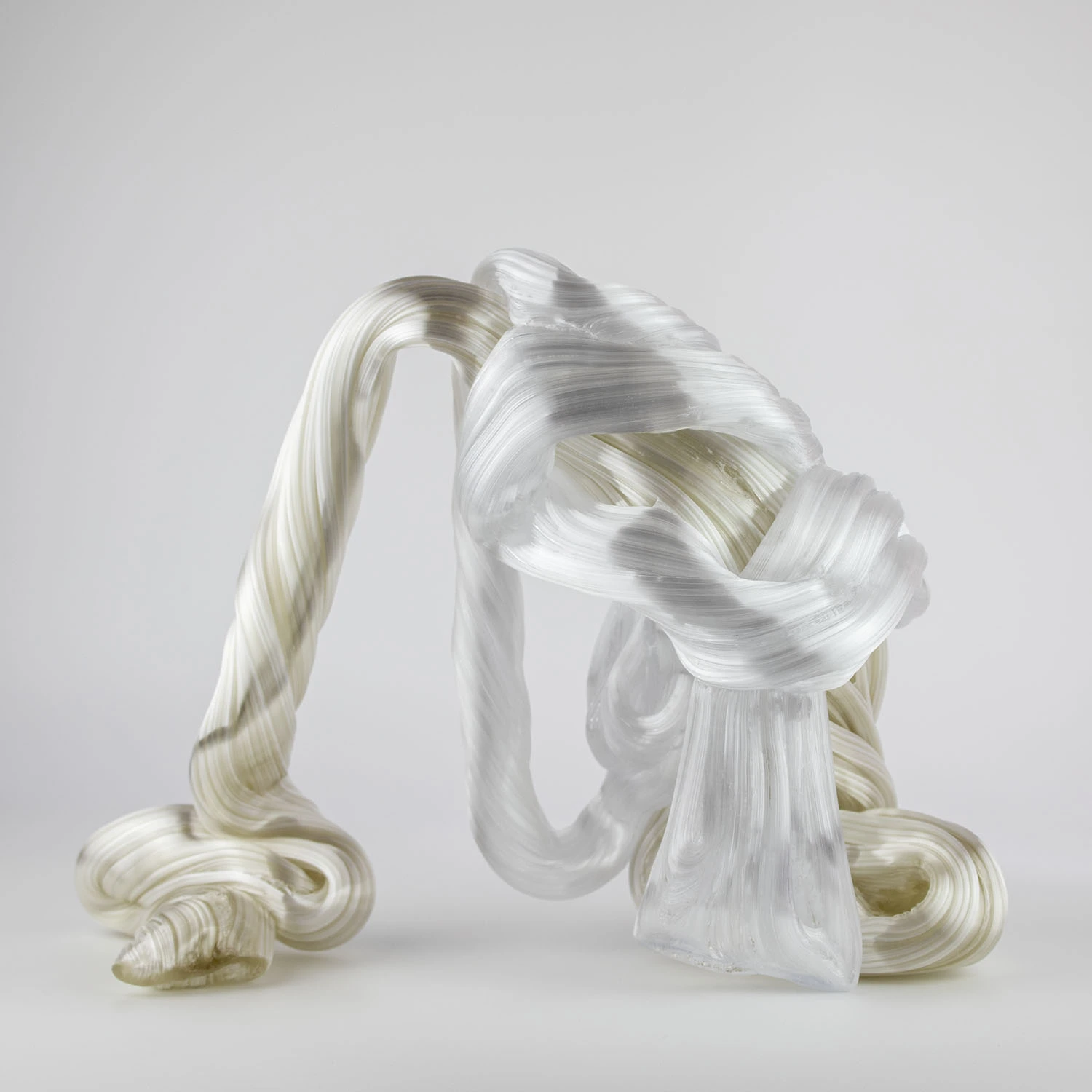 Hier sieht man eine Glasskulptur mit dem Titel "Golden Coexistance" der Dänisch-schwedischen Glaskünstlerin "Maria Bang Espersen" bei der zeitgenössischen Hamburger Kunstgalerie "Galerie von Wegen" mit Sitz im Levantehaus in der Mönckebergstraße 7 in 20095 Hamburg.