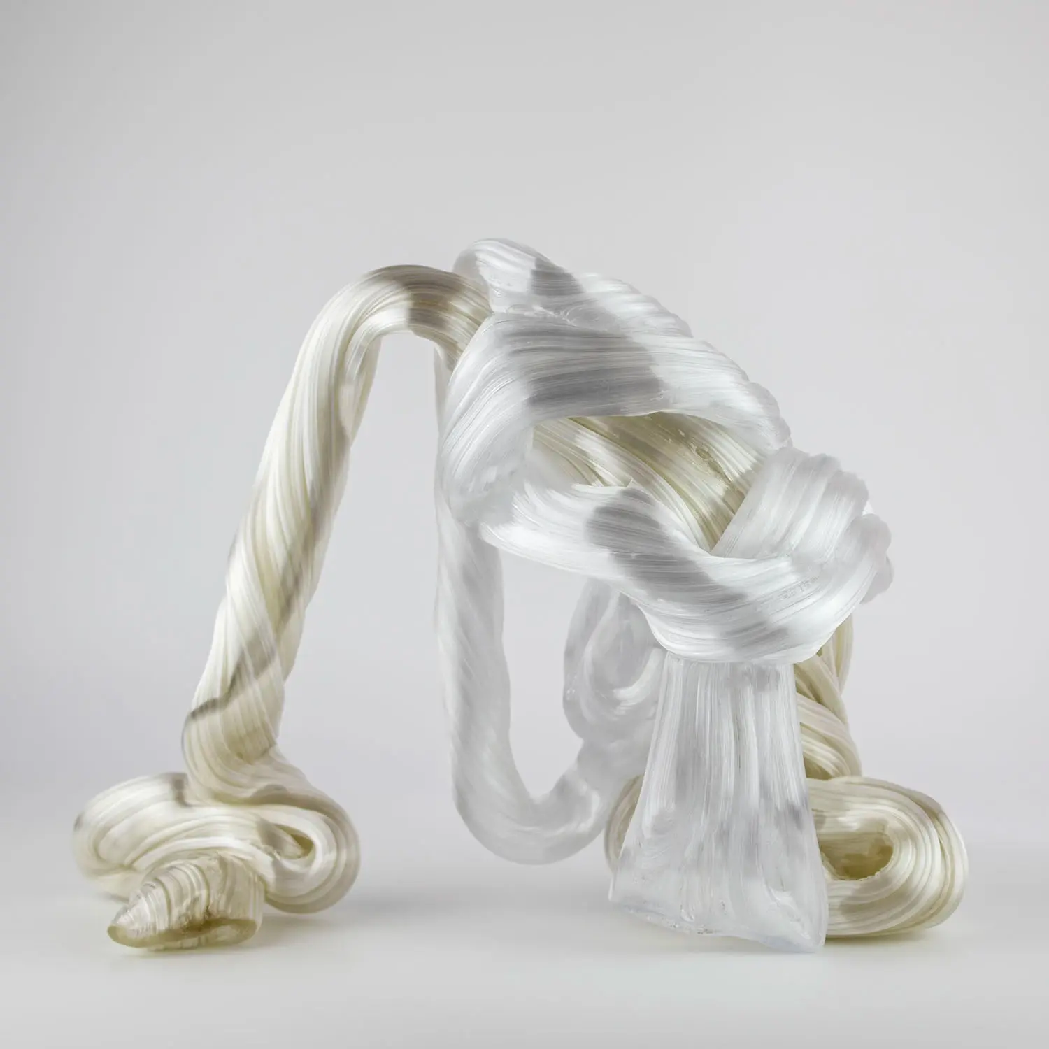 Hier sieht man eine Glasskulptur mit dem Titel "Golden Coexistance" der Dänisch-schwedischen Glaskünstlerin "Maria Bang Espersen" bei der zeitgenössischen Hamburger Kunstgalerie "Galerie von Wegen" mit Sitz im Levantehaus in der Mönckebergstraße 7 in 20095 Hamburg.