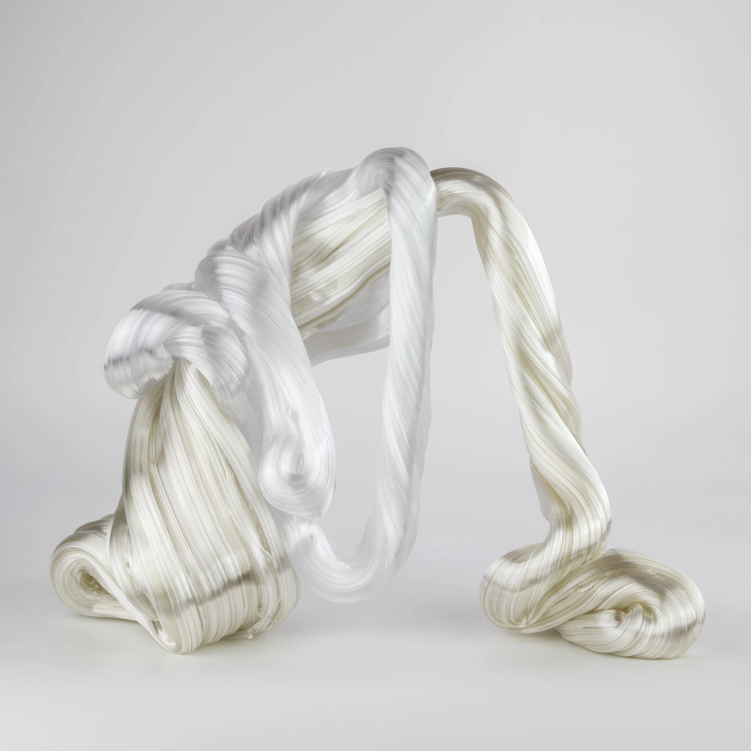 Hier sieht man eine Glasskulptur mit dem Titel "Golden Coexistance" der Dänisch-schwedischen Glaskünstlerin "Maria Bang Espersen" bei der zeitgenössischen Hamburger Kunstgalerie "Galerie von Wegen" mit Sitz im Levantehaus in der Mönckebergstraße 7 in 20095 Hamburg.