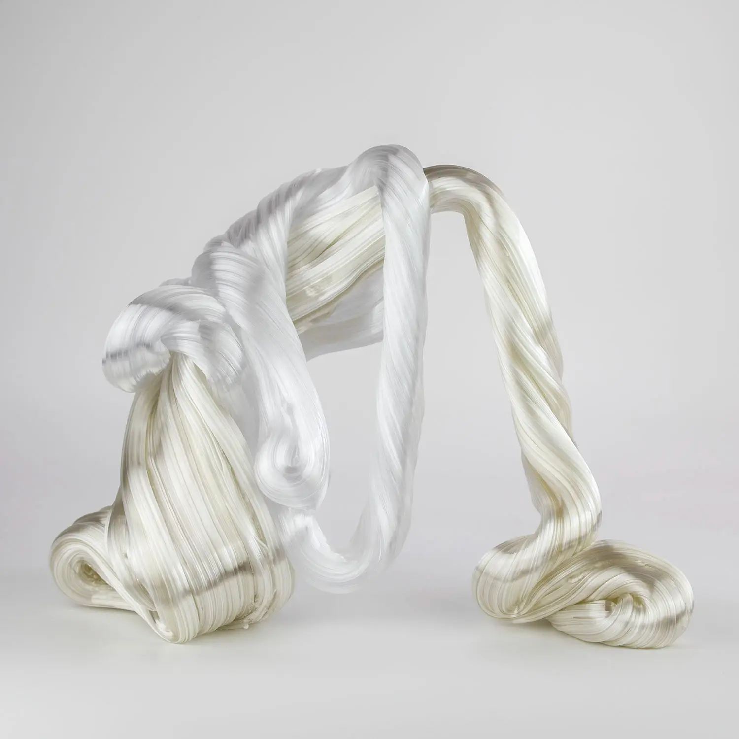 Hier sieht man eine Glasskulptur mit dem Titel "Golden Coexistance" der Dänisch-schwedischen Glaskünstlerin "Maria Bang Espersen" bei der zeitgenössischen Hamburger Kunstgalerie "Galerie von Wegen" mit Sitz im Levantehaus in der Mönckebergstraße 7 in 20095 Hamburg.