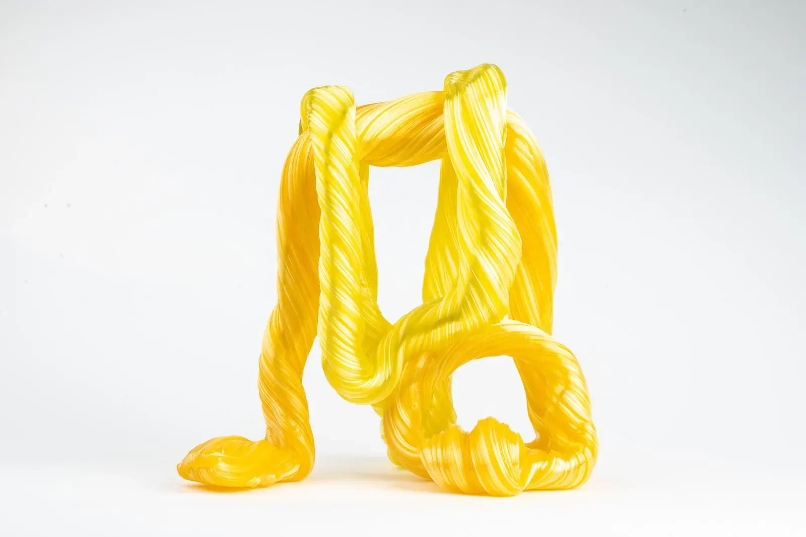 Hier sieht man eine Glasskulptur mit dem Titel "Golden Coexistence #2" der Dänisch-schwedischen Künstlerin "Maria Bang Espersen" bei der zeitgenössischen Hamburger Kunstgalerie "Galerie von Wegen" mit Sitz im Levantehaus in der Mönckebergstraße 7 in 20095 Hamburg.