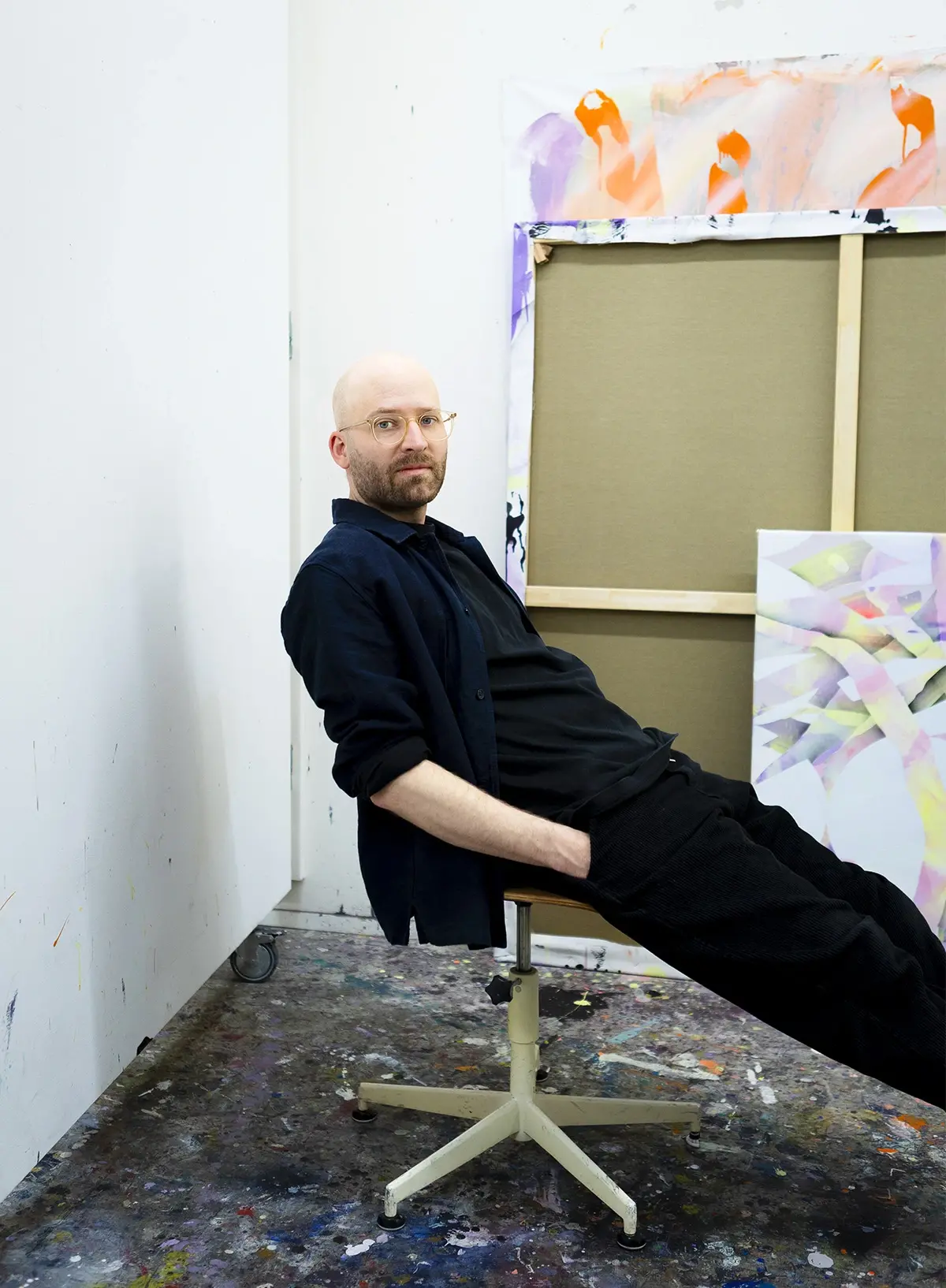 Hier sehen wir ein Portraitfoto des Hamburger Künstlers "Malwin Faber", vertreten durch die zeitgenössische Hamburger Kunstgalerie "Galerie von Wegen" im Levantehaus in den Mönckebergstraße 7. 