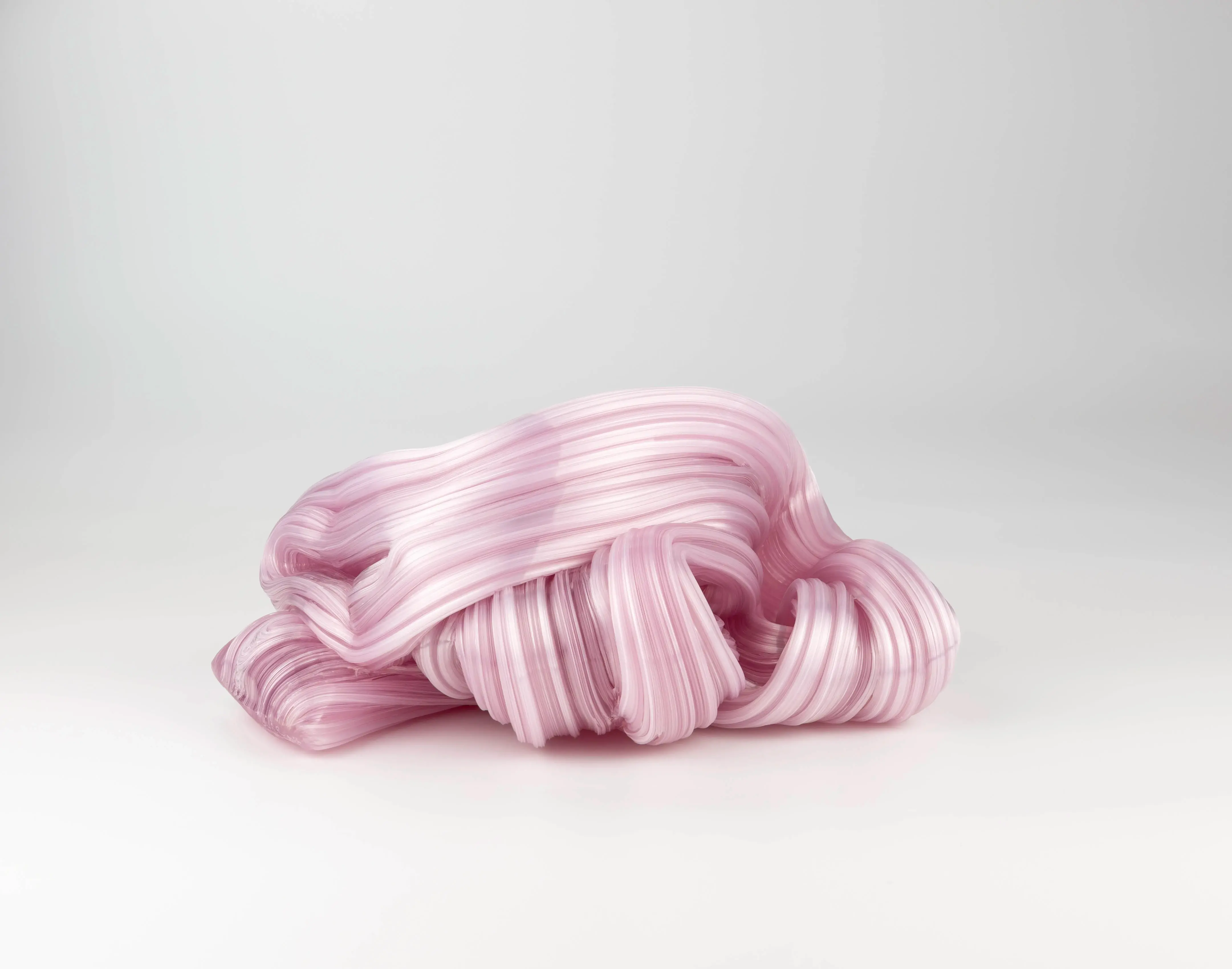Hier sieht man eine Glasskulptur mit dem Titel "Released (softly) #1" aus dem Jahr 2026 der Dänisch-Schwedischen Glaskünstlerin "Maria Bang Espersen", in Deutschland exklusiv vertreten durch die zeitgenössische Hamburger Kunstgalerie "Galerie von Wegen" mit Sitz im Levantehaus in der Mönckebergstraße 7 in 20095 Hamburg.