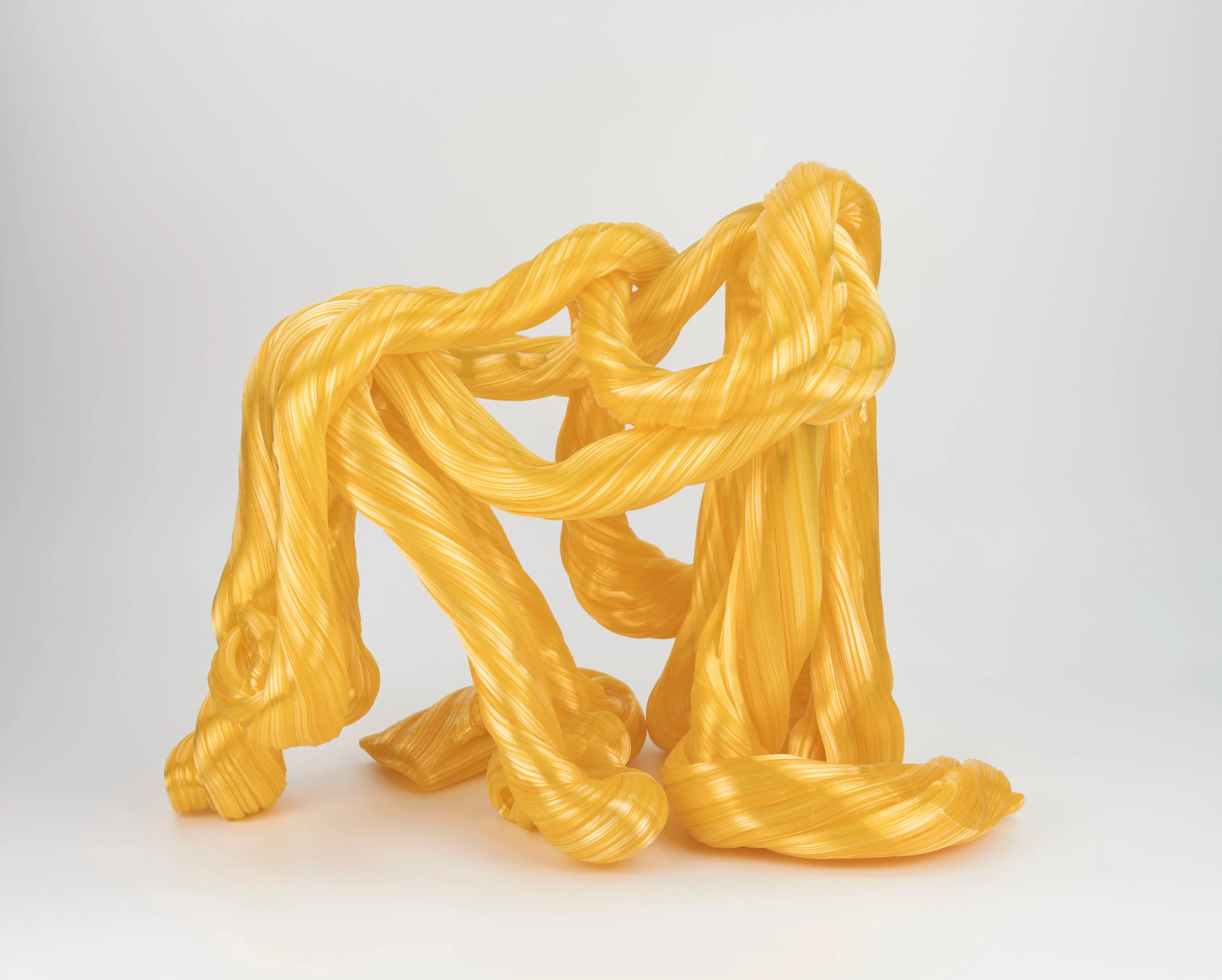 Hier sieht man eine Glasskulptur mit dem Titel "Living (Imagined Dreams) #1" aus dem Jahr 2026 der Dänisch-Schwedischen Glaskünstlerin "Maria Bang Espersen", in Deutschland exklusiv vertreten durch die zeitgenössische Hamburger Kunstgalerie "Galerie von Wegen" mit Sitz im Levantehaus in der Mönckebergstraße 7 in 20095 Hamburg.