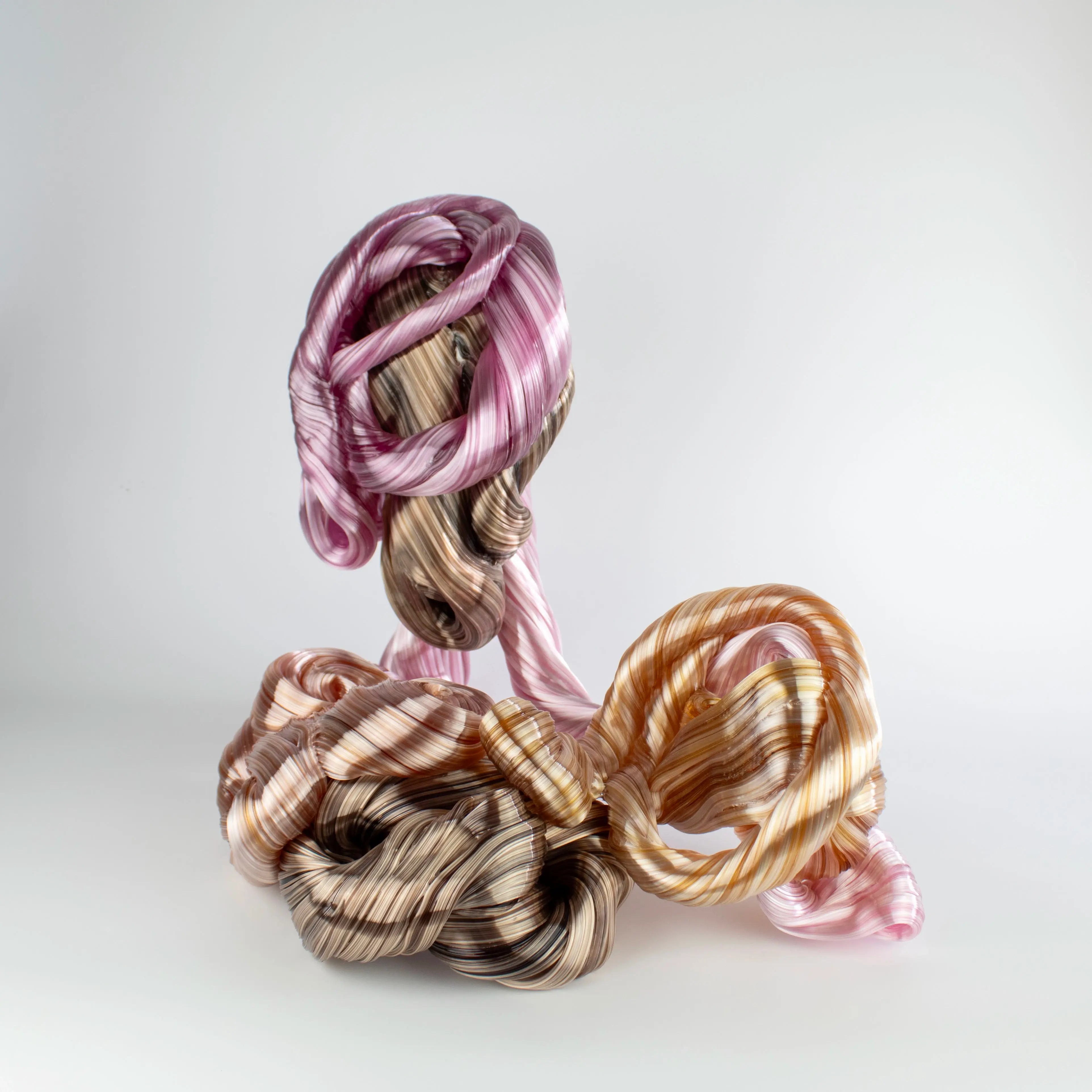 Hier sieht man eine Glasskulptur mit dem Titel "Soft Connections" der Dänisch-schwedischen Glaskünstlerin "Maria Bang Espersen" bei der zeitgenössischen Hamburger Kunstgalerie "Galerie von Wegen" im Levantehaus in der Mönckebergstraße 7 in 20095 Hamburg.