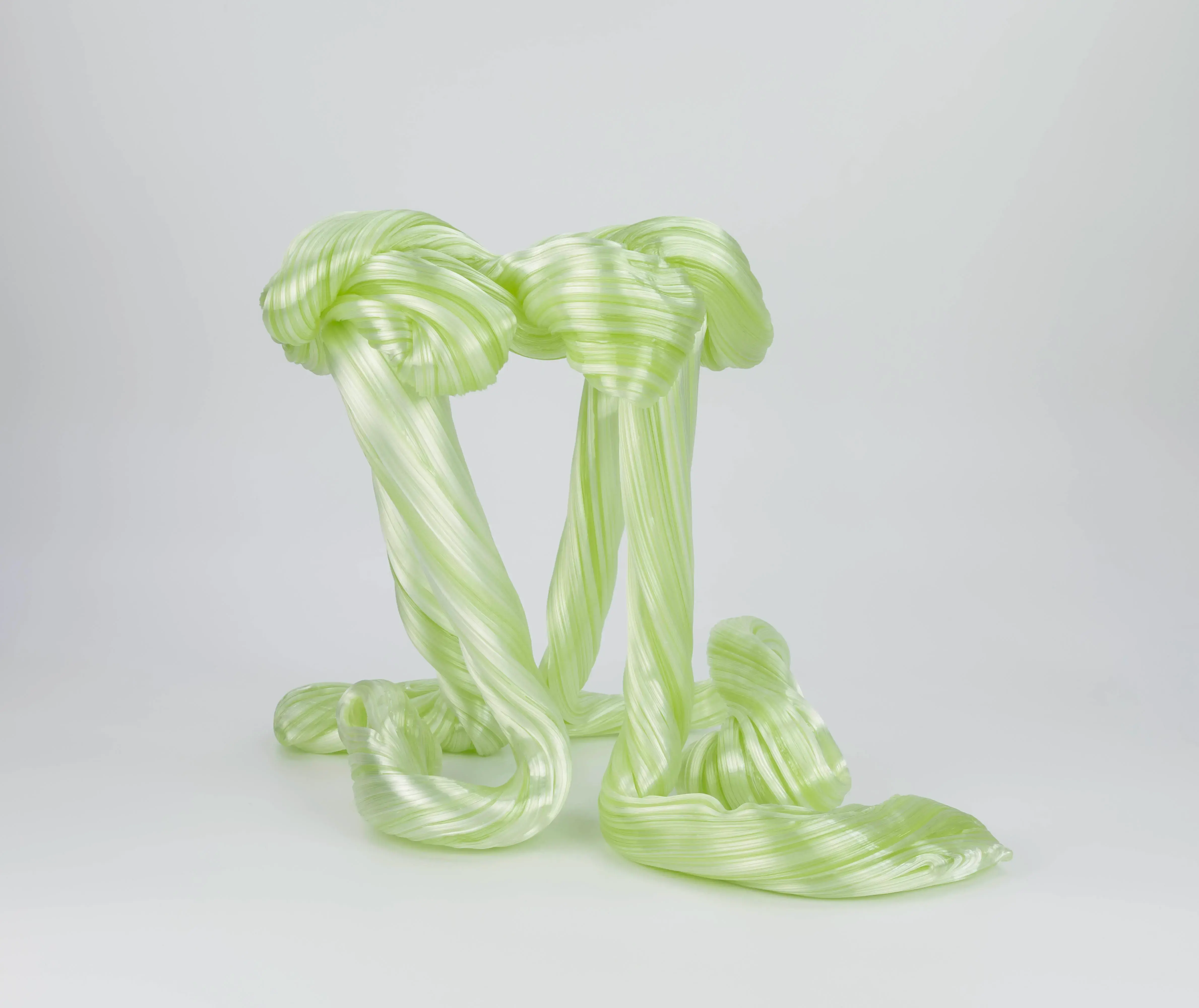 Hier sieht man eine Glasskulptur mit dem Titel "Living (Imagined Dreams) #2" aus dem Jahr 2026 der Dänisch-Schwedischen Glaskünstlerin "Maria Bang Espersen", in Deutschland exklusiv vertreten durch die zeitgenössische Hamburger Kunstgalerie "Galerie von Wegen" mit Sitz im Levantehaus in der Mönckebergstraße 7 in 20095 Hamburg.