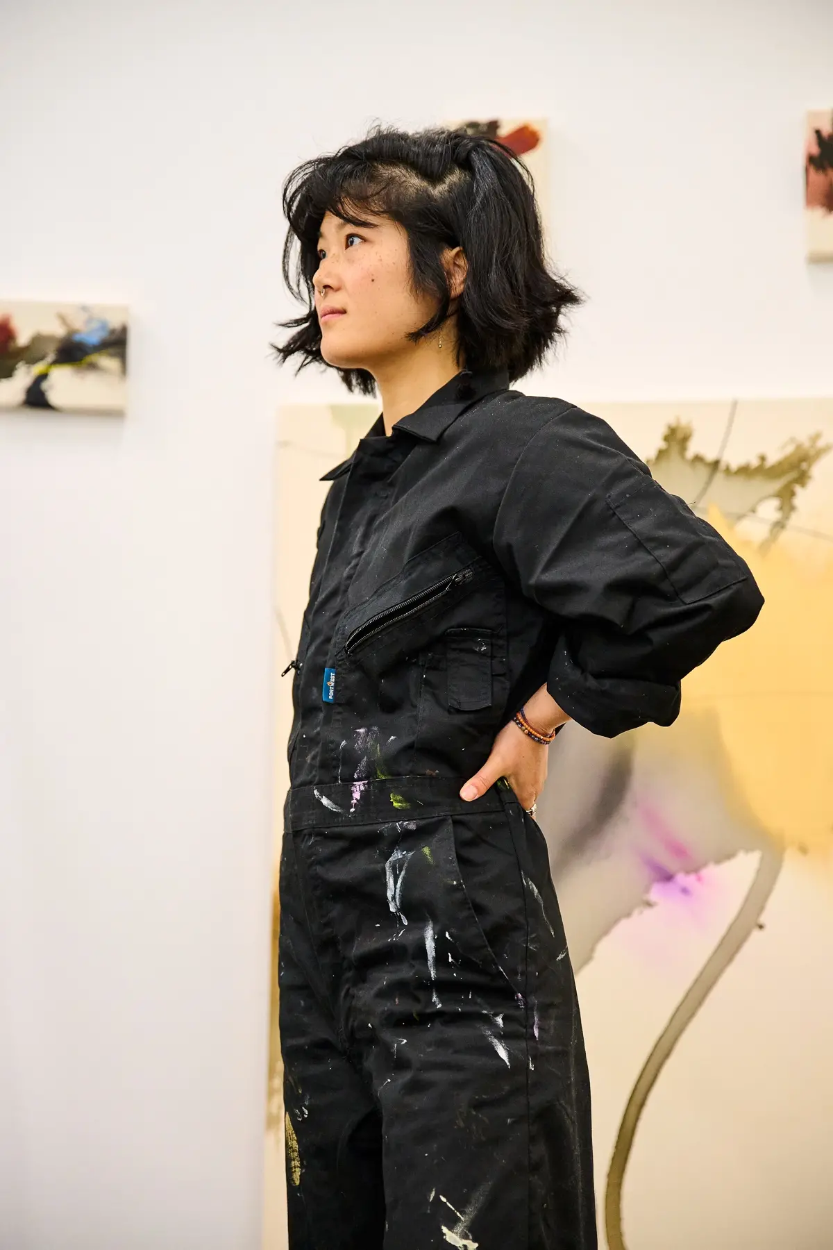 Hier sehen Sie ein Portrait Foto der Berliner Künstlerin "HELEN HU", vertreten von der zeitgenössischen Hamburger Kunstgalerie "Galerie von Wegen" mit Sitz im Levantehaus in der Mönckebergstraße 7.
