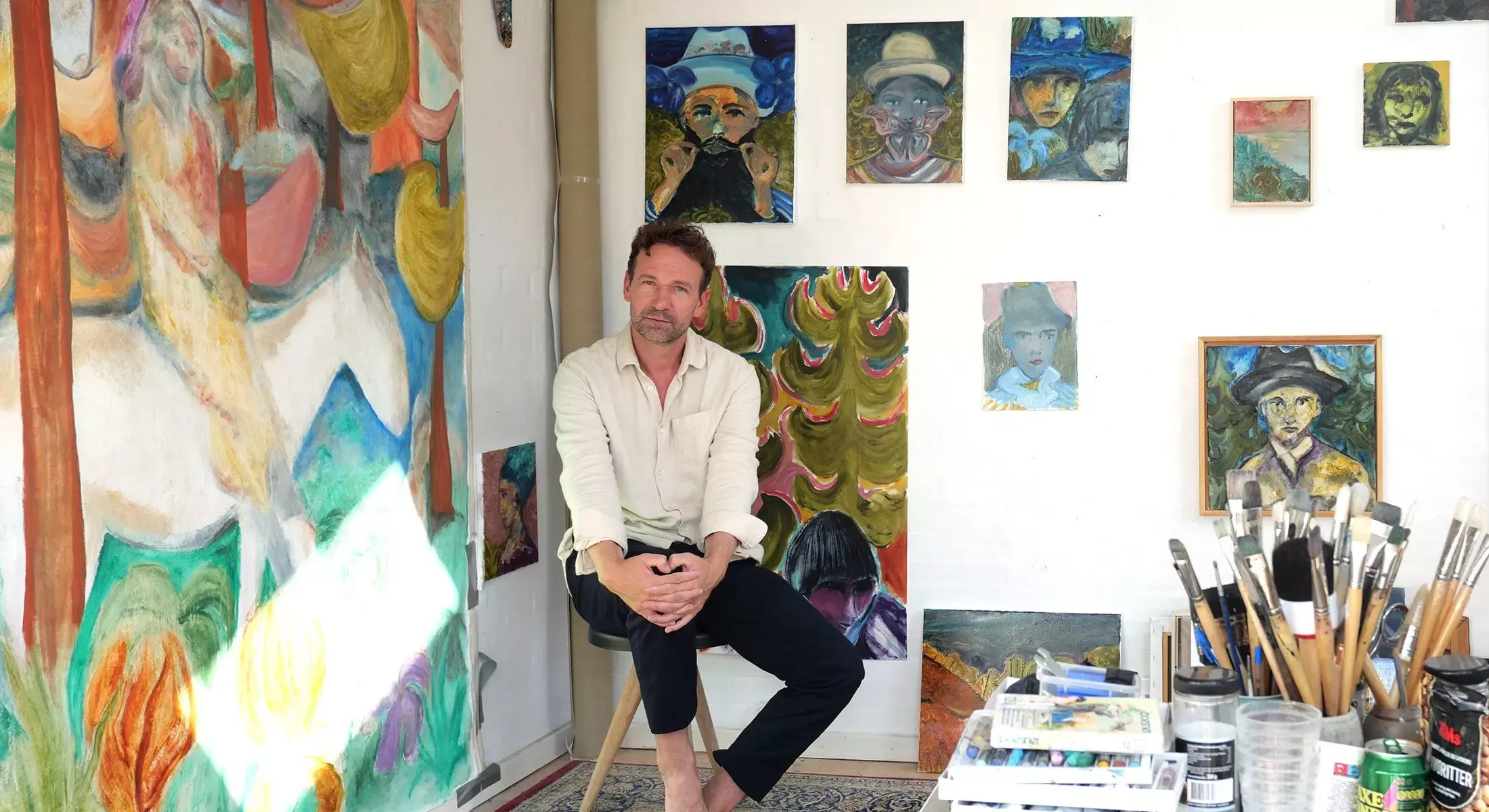 Hier sieht man den Dänischen Künstler und Maler "Lasse Thorst" in seinem Studio, vertreten durch die zeitgenössische Hamburger Kunstgalerie "Galerie von Wegen" mit Sitz im Levantehaus, in der Mönckebergstraße 7 in 20095 Hamburg.