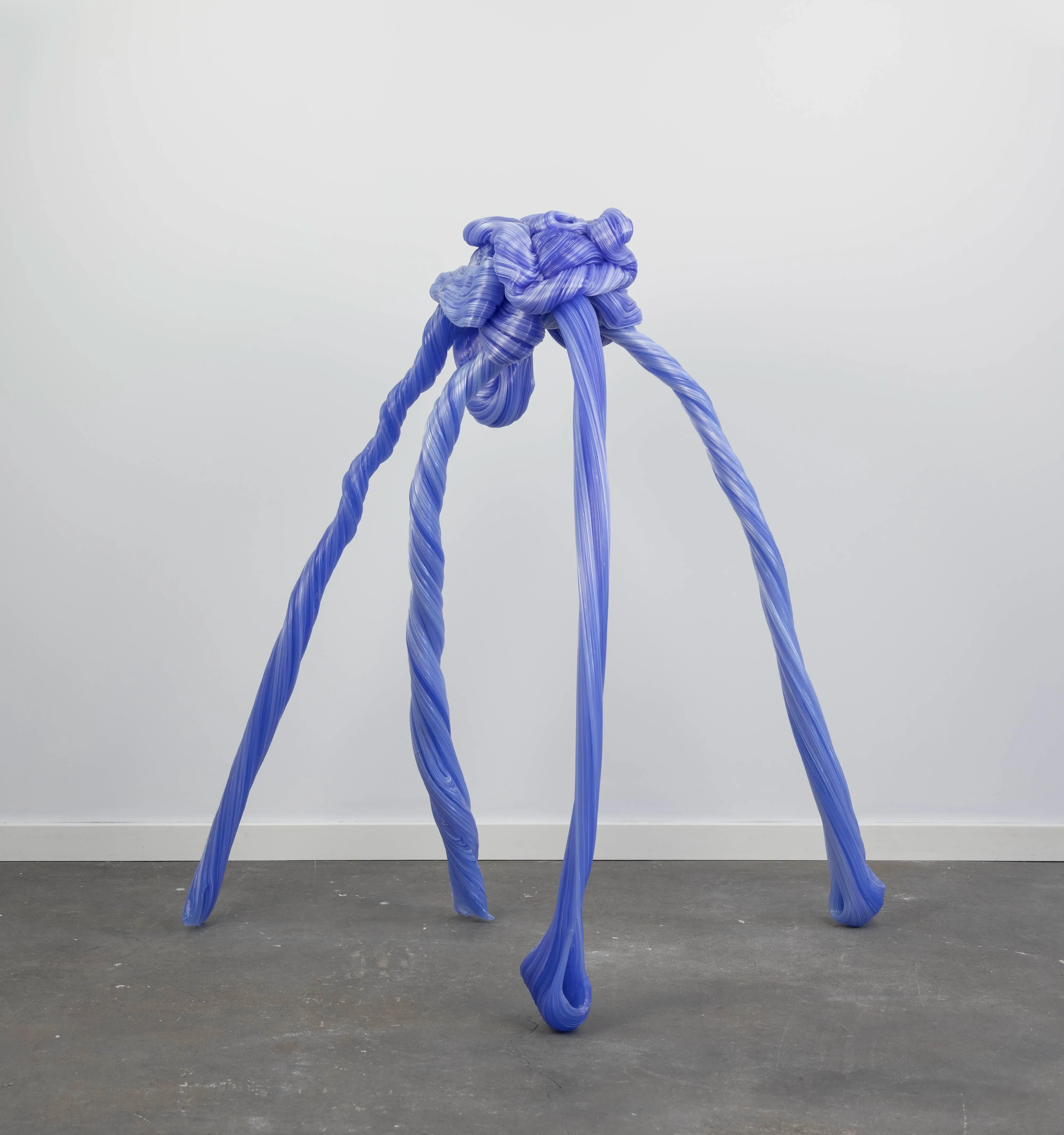 Hier sieht man eine Glasskulptur mit dem Titel "Imagined Dreams #1" aus dem Jahr 2026 der Dänisch-Schwedischen Glaskünstlerin "Maria Bang Espersen", in Deutschland exklusiv vertreten durch die zeitgenössische Hamburger Kunstgalerie "Galerie von Wegen" mit Sitz im Levantehaus in der Mönckebergstraße 7 in 20095 Hamburg.