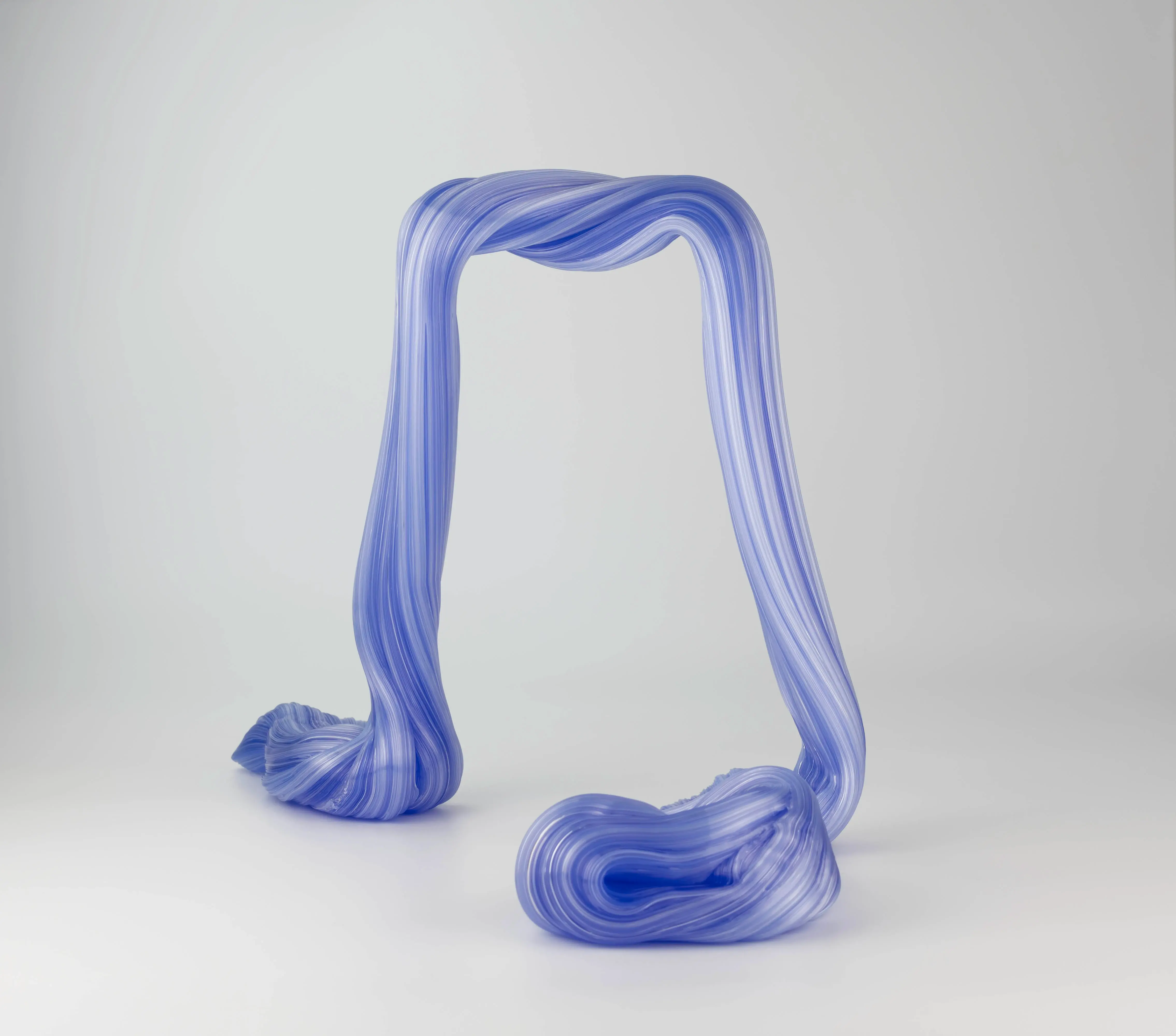 Hier sieht man eine Glasskulptur mit dem Titel "Adventuring #2" aus dem Jahr 2026 der Dänisch-Schwedischen Glaskünstlerin "Maria Bang Espersen", in Deutschland exklusiv vertreten durch die zeitgenössische Hamburger Kunstgalerie "Galerie von Wegen" mit Sitz im Levantehaus in der Mönckebergstraße 7 in 20095 Hamburg.