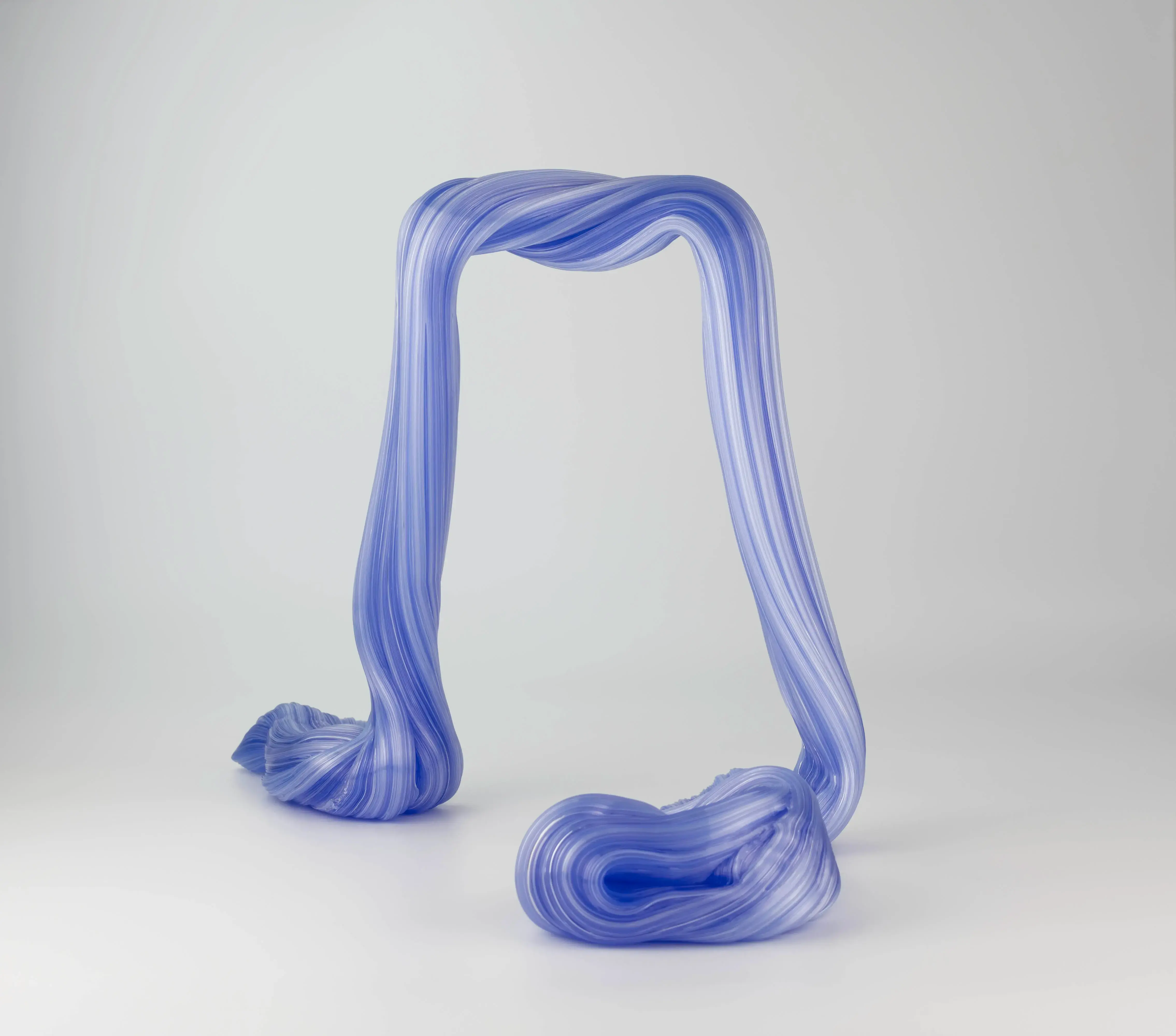 Hier sieht man eine Glasskulptur mit dem Titel "Adventuring #2" aus dem Jahr 2026 der Dänisch-Schwedischen Glaskünstlerin "Maria Bang Espersen", in Deutschland exklusiv vertreten durch die zeitgenössische Hamburger Kunstgalerie "Galerie von Wegen" mit Sitz im Levantehaus in der Mönckebergstraße 7 in 20095 Hamburg.