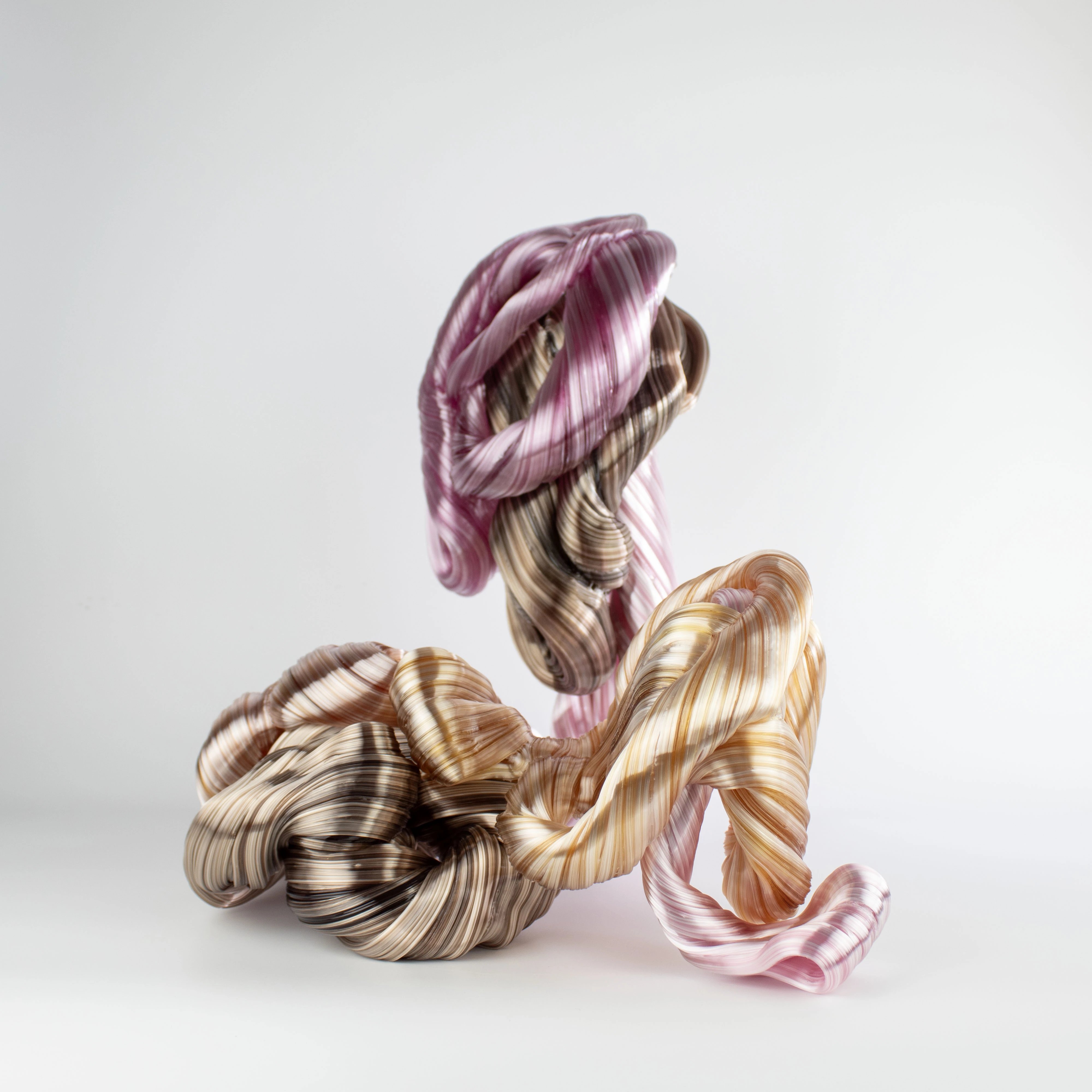 Hier sieht man eine Glasskulptur mit dem Titel "Soft Connections (gone wild)" der Dänisch-schwedischen Glaskünstlerin "Maria Bang Espersen" bei der zeitgenössischen Hamburger Kunstgalerie "Galerie von Wegen" im Levantehaus in der Mönckebergstraße 7 in 20095 Hamburg.