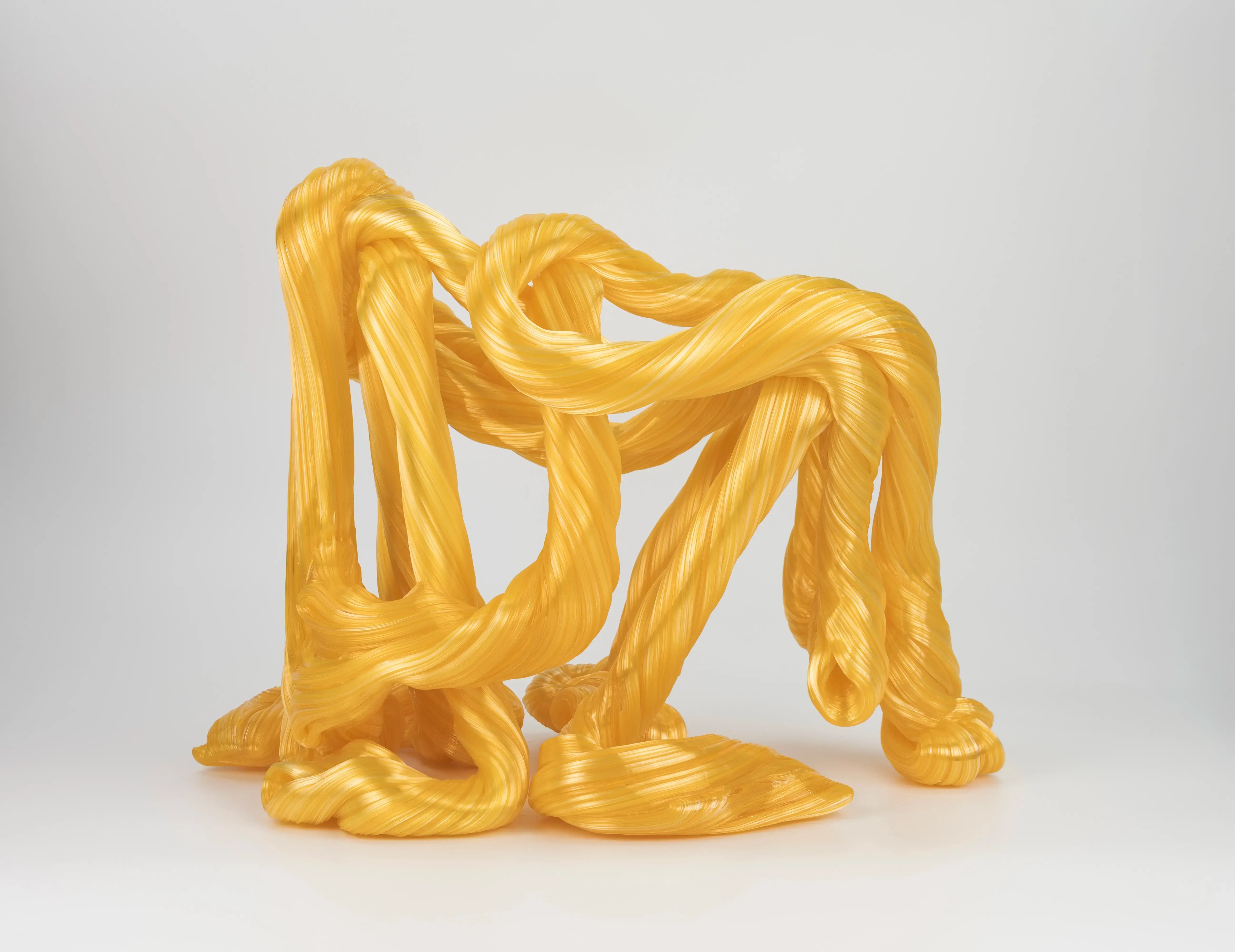 Hier sieht man eine Glasskulptur mit dem Titel "Living (Imagined Dreams) #1" aus dem Jahr 2026 der Dänisch-Schwedischen Glaskünstlerin "Maria Bang Espersen", in Deutschland exklusiv vertreten durch die zeitgenössische Hamburger Kunstgalerie "Galerie von Wegen" mit Sitz im Levantehaus in der Mönckebergstraße 7 in 20095 Hamburg.