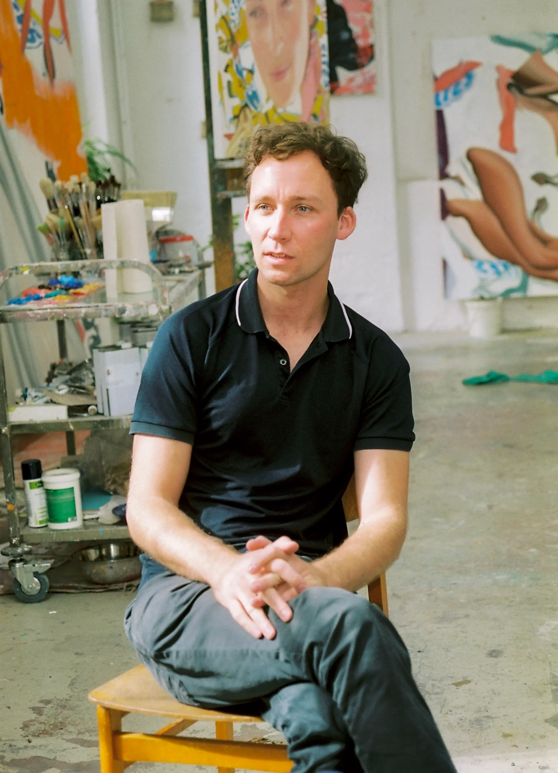 Hier sehen wir ein Portraitfoto des Leipziger Künstlers "Johannes Daniel", vertreten durch die zeitgenössische Hamburger Kunstgalerie "Galerie von Wegen" im Levantehaus in den Mönckebergstraße 7. 