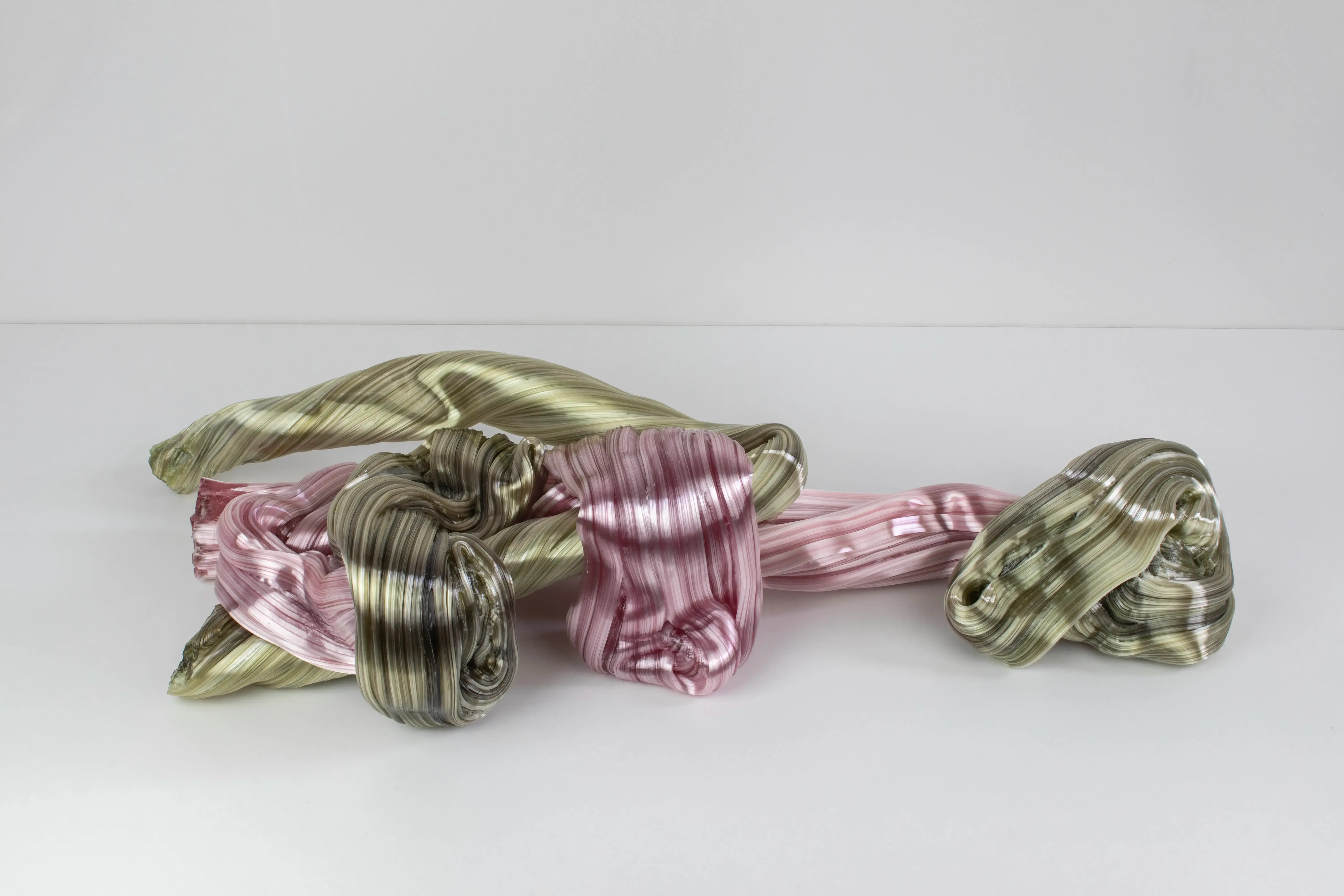 Hier sieht man eine Glasskulptur mit dem Titel "What was already there (forest)" aus dem Jahr 2025 der Dänisch-schwedischen Künstlerin "Maria Bang Espersen" bei der zeitgenössischen Hamburger Kunstgalerie "Galerie von Wegen" mit Sitz im Levantehaus in der Mönckebergstraße 7 in 20095 Hamburg.