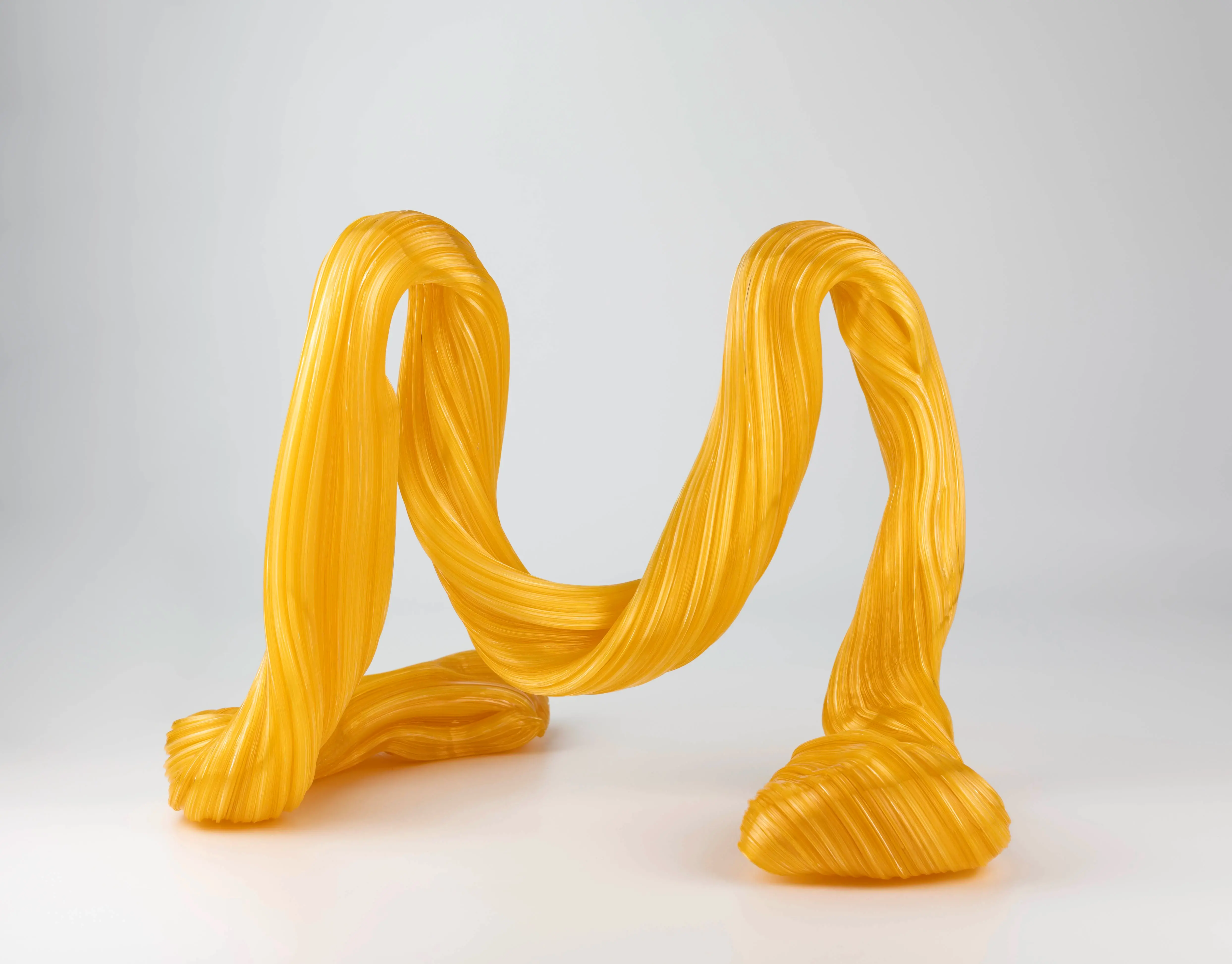 Hier sieht man eine Glasskulptur mit dem Titel "Adventuring #3" aus dem Jahr 2026 der Dänisch-Schwedischen Glaskünstlerin "Maria Bang Espersen", in Deutschland exklusiv vertreten durch die zeitgenössische Hamburger Kunstgalerie "Galerie von Wegen" mit Sitz im Levantehaus in der Mönckebergstraße 7 in 20095 Hamburg.