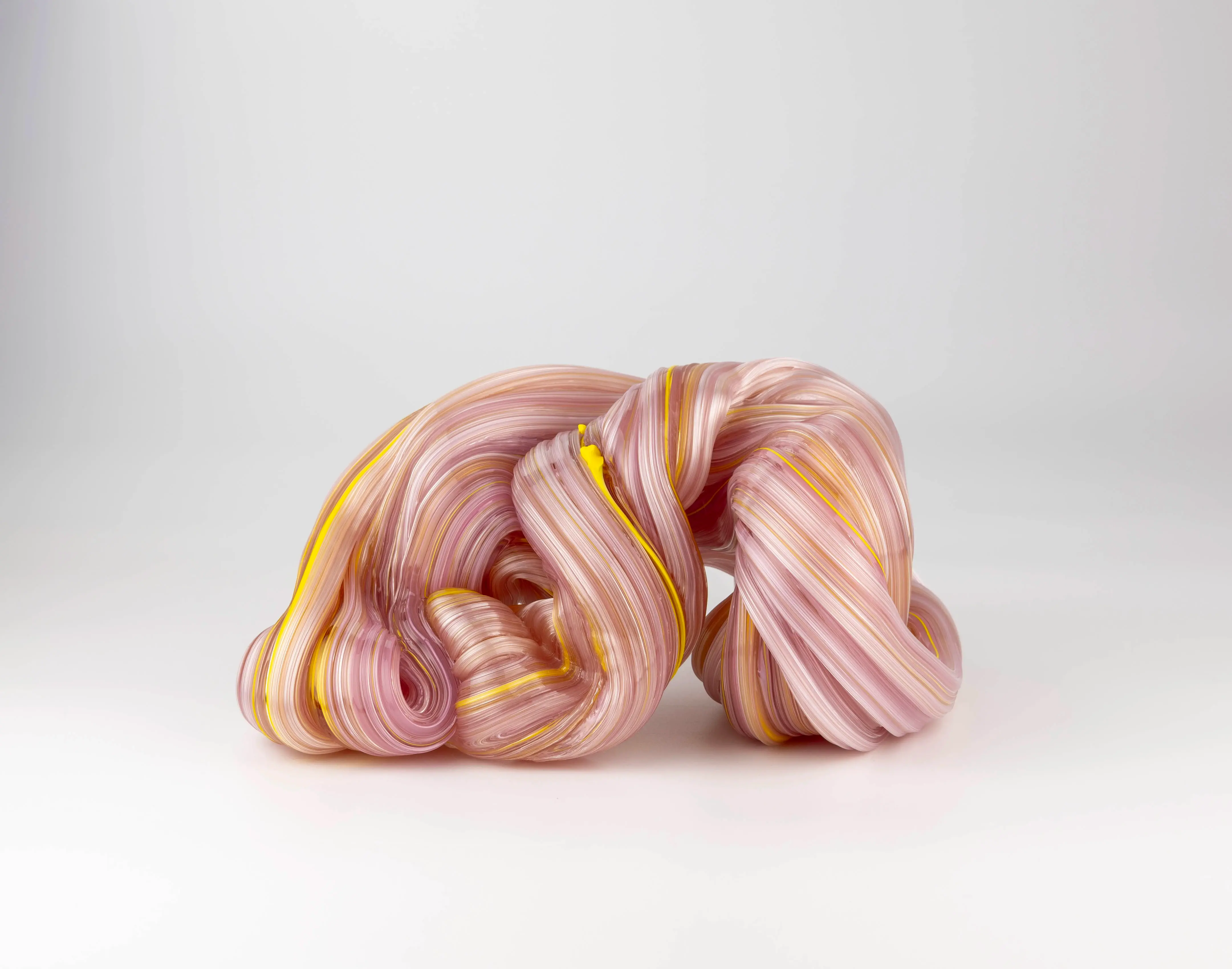 Hier sieht man eine Glasskulptur mit dem Titel "Released (with a crunch) #3" aus dem Jahr 2026 der Dänisch-Schwedischen Glaskünstlerin "Maria Bang Espersen", in Deutschland exklusiv vertreten durch die zeitgenössische Hamburger Kunstgalerie "Galerie von Wegen" mit Sitz im Levantehaus in der Mönckebergstraße 7 in 20095 Hamburg.