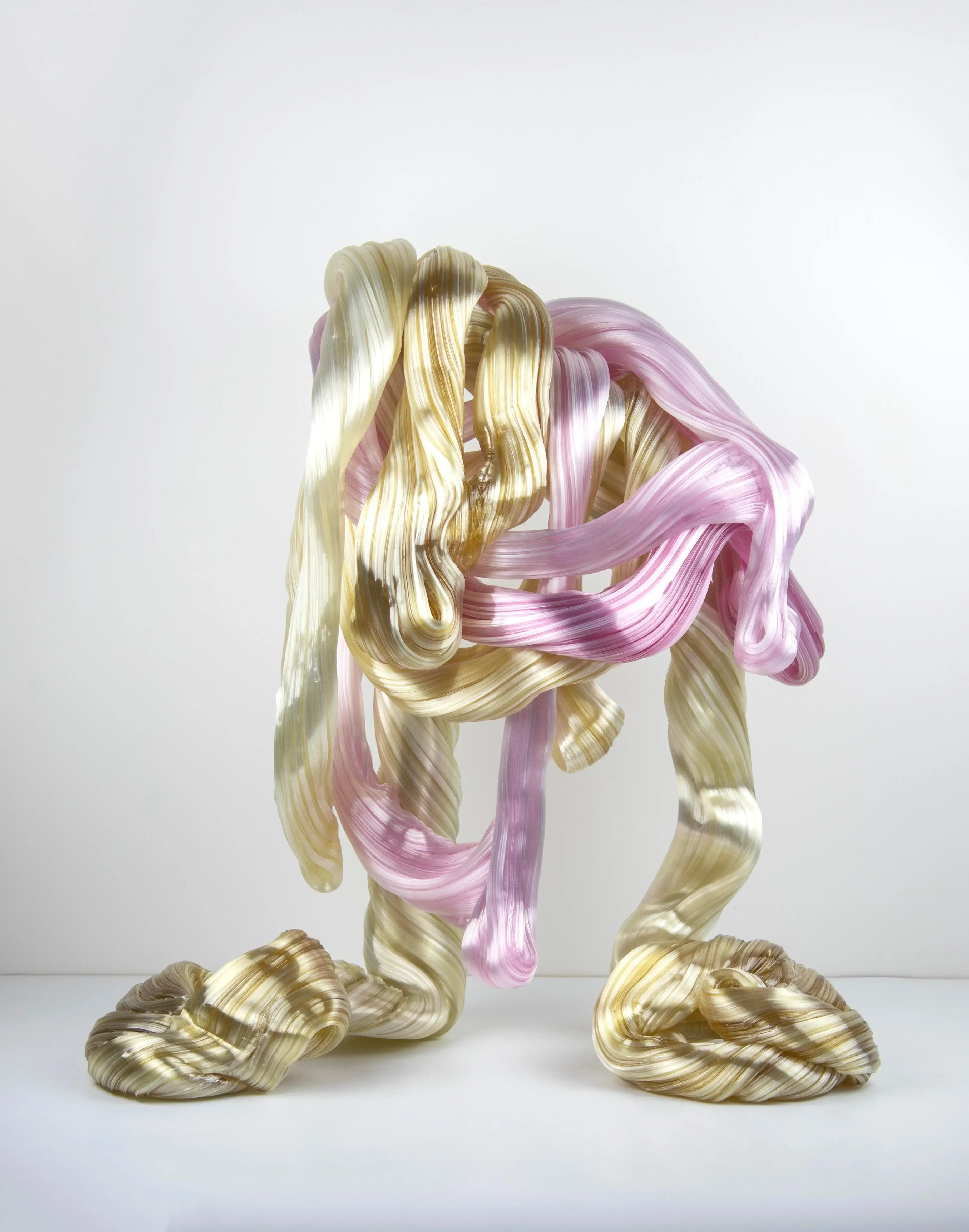 Hier sieht man eine Glasskulptur mit dem Titel "Accumulated Lines" der Dänisch-schwedischen Glaskünstlerin "Maria Bang Espersen" bei der zeitgenössischen Hamburger Kunstgalerie "Galerie von Wegen" im Levantehaus in der Mönckebergstraße 7 in 20095 Hamburg.