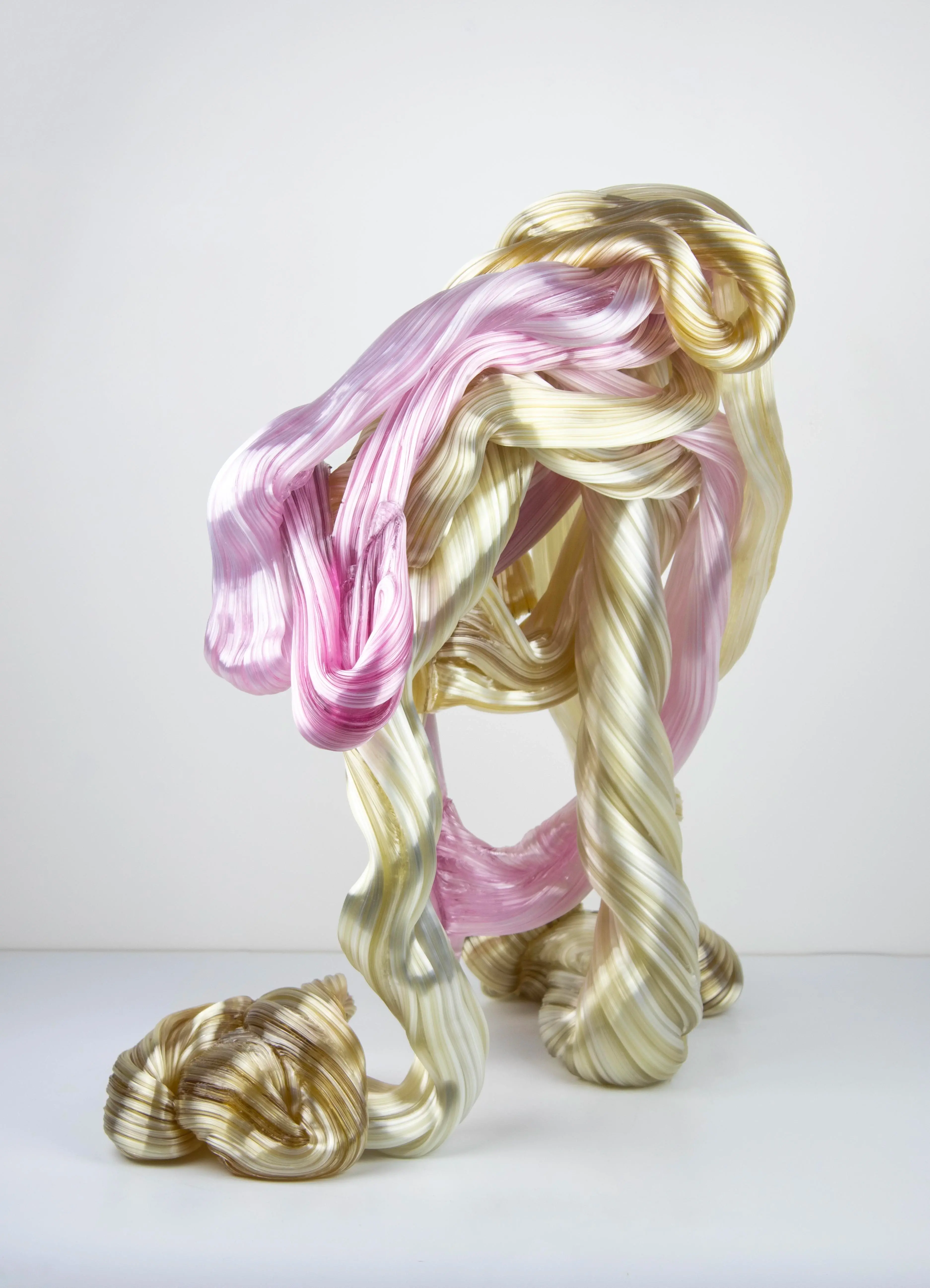 Hier sieht man eine Glasskulptur mit dem Titel "Accumulated Lines" der Dänisch-schwedischen Glaskünstlerin "Maria Bang Espersen" bei der zeitgenössischen Hamburger Kunstgalerie "Galerie von Wegen" im Levantehaus in der Mönckebergstraße 7 in 20095 Hamburg.