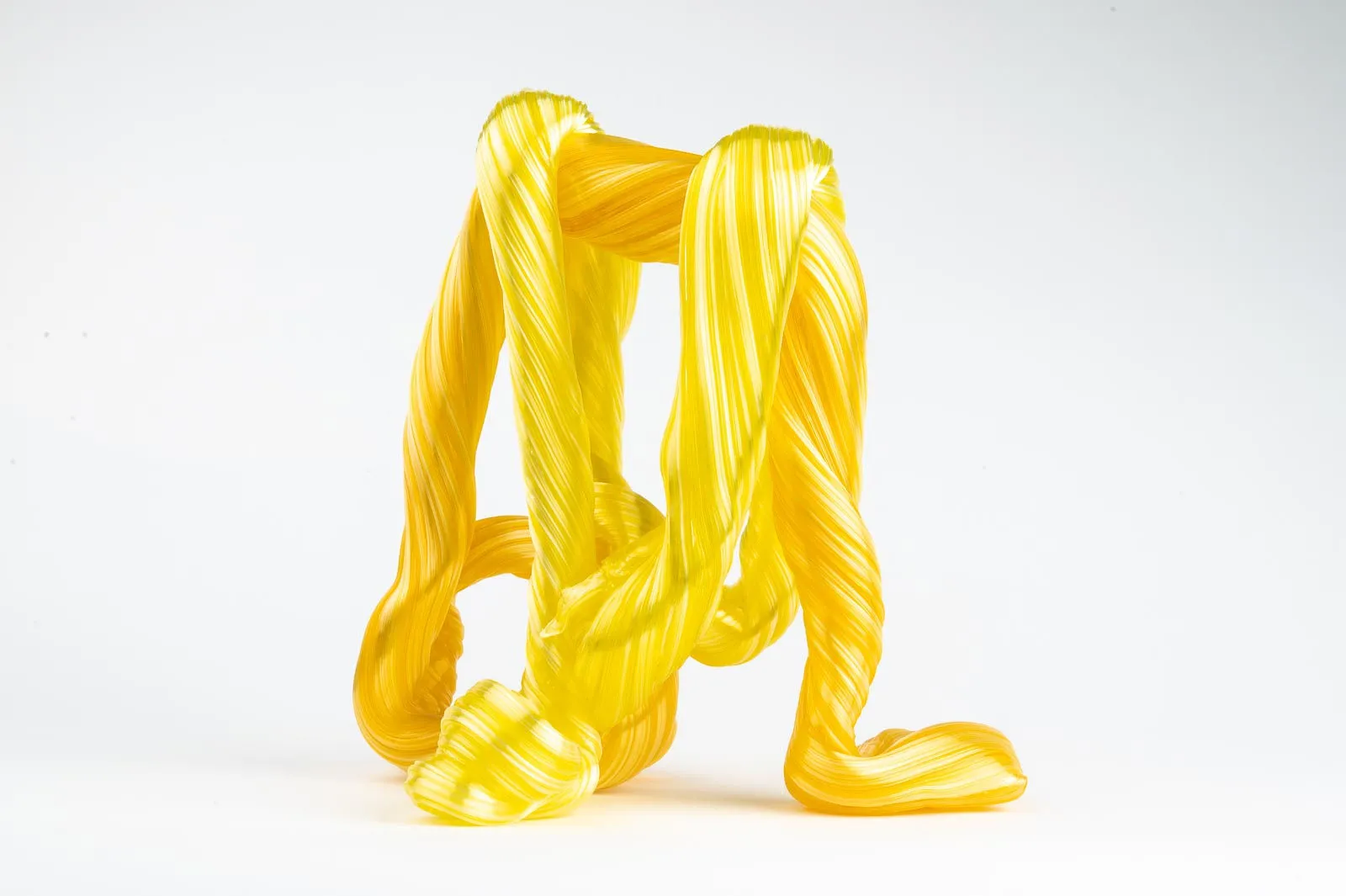 Hier sieht man eine Glasskulptur mit dem Titel "Golden Coexistence #2" der Dänisch-schwedischen Künstlerin "Maria Bang Espersen" bei der zeitgenössischen Hamburger Kunstgalerie "Galerie von Wegen" mit Sitz im Levantehaus in der Mönckebergstraße 7 in 20095 Hamburg.