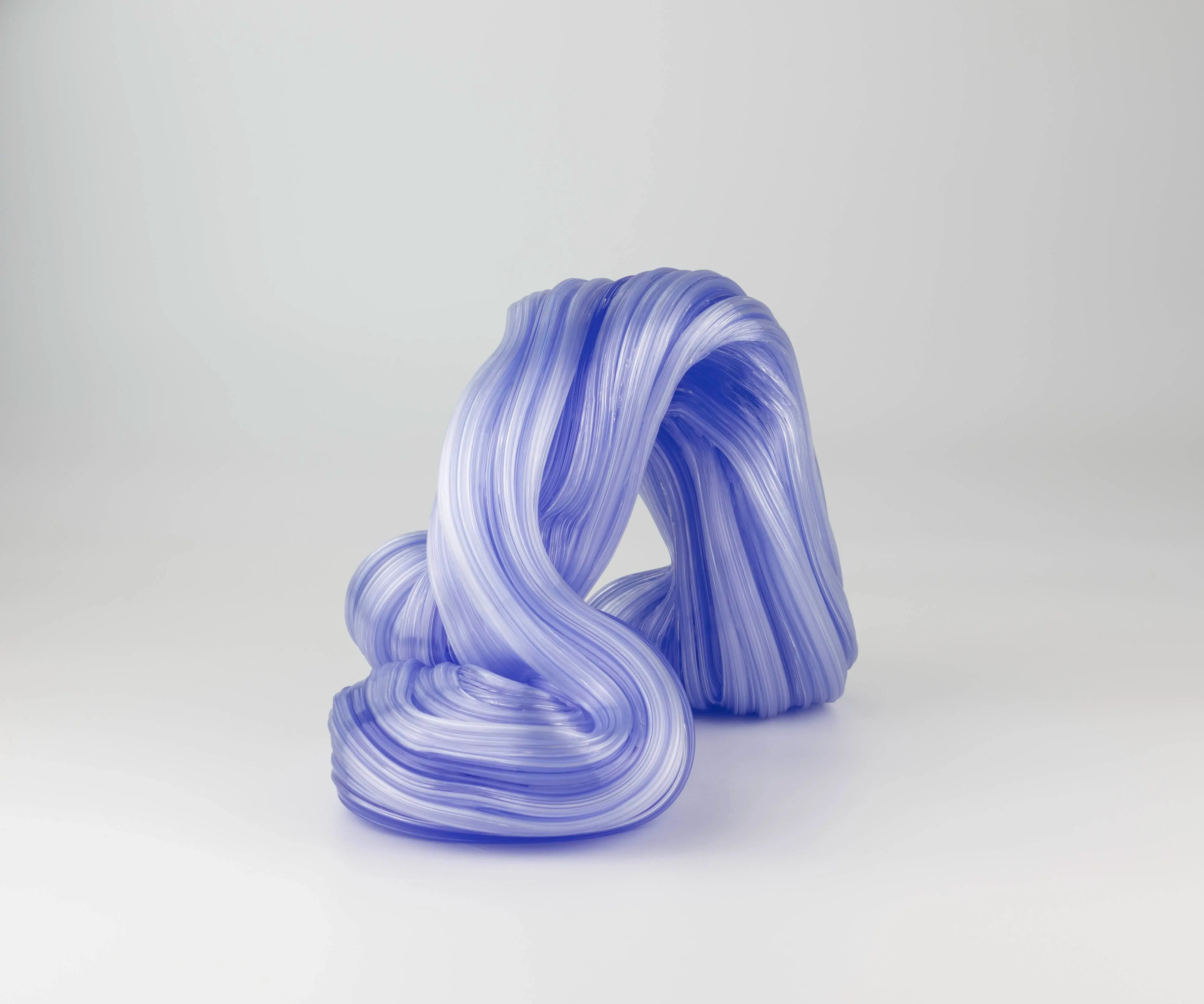Hier sieht man eine Glasskulptur mit dem Titel "Released (softly) #5" aus dem Jahr 2026 der Dänisch-Schwedischen Glaskünstlerin "Maria Bang Espersen", in Deutschland exklusiv vertreten durch die zeitgenössische Hamburger Kunstgalerie "Galerie von Wegen" mit Sitz im Levantehaus in der Mönckebergstraße 7 in 20095 Hamburg.