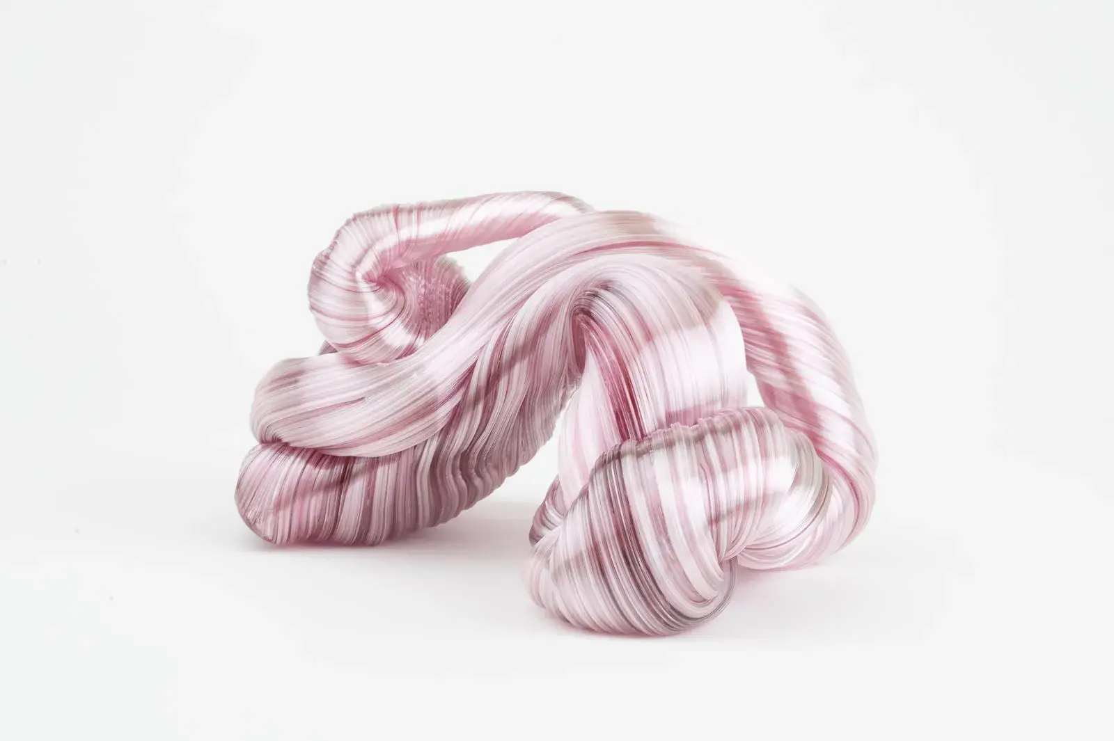 Hier sieht man eine Glasskulptur mit dem Titel "In-between #8" der Dänisch-schwedischen Glaskünstlerin "Maria Bang Espersen" bei der zeitgenössischen Hamburger Kunstgalerie "Galerie von Wegen" im Levantehaus in der Mönckebergstraße 7 in 20095 Hamburg.
