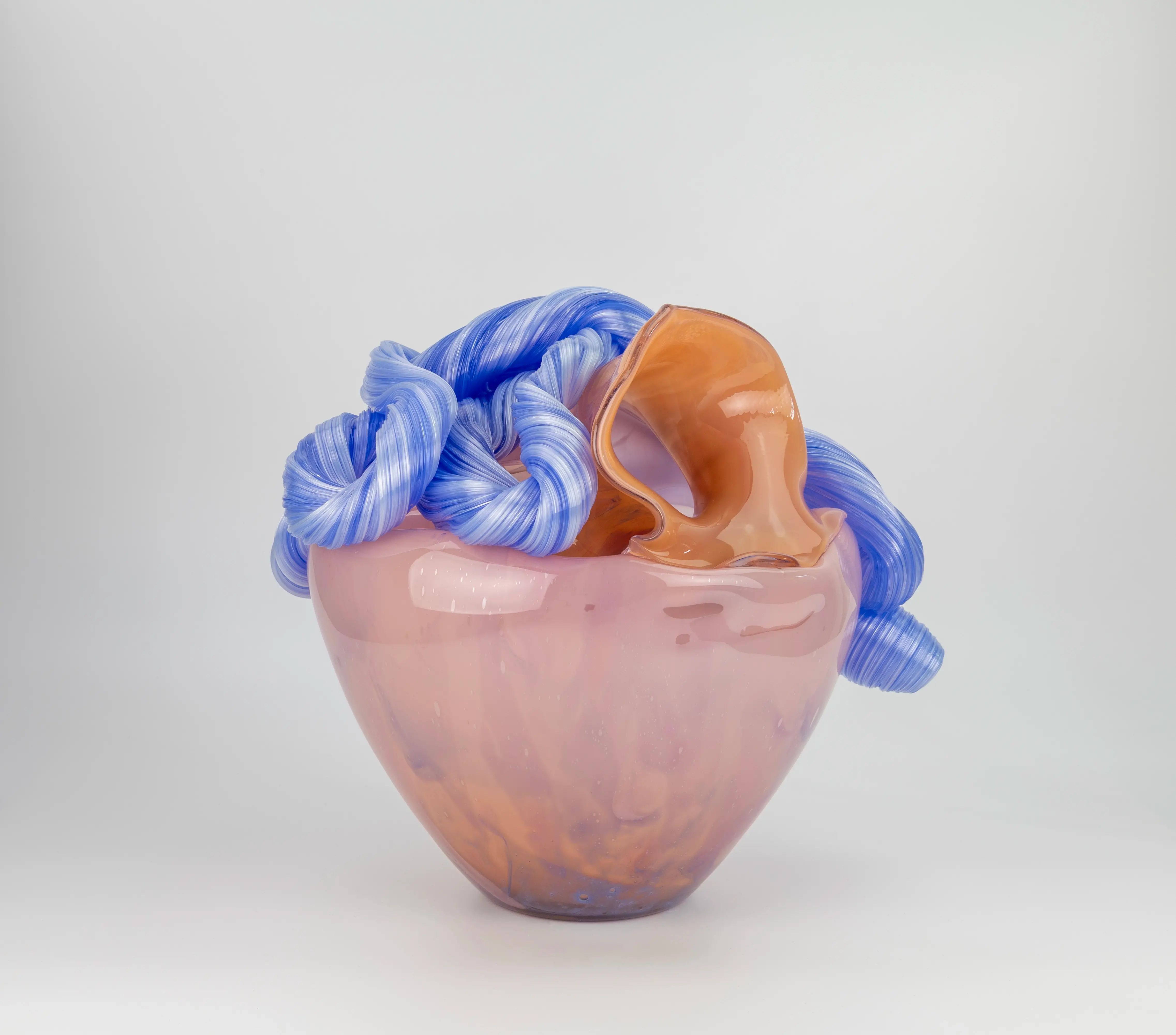 Hier sieht man eine Glasskulptur mit dem Titel "In transit #2" aus dem Jahr 2026 der Dänisch-Schwedischen Glaskünstlerin "Maria Bang Espersen", in Deutschland exklusiv vertreten durch die zeitgenössische Hamburger Kunstgalerie "Galerie von Wegen" mit Sitz im Levantehaus in der Mönckebergstraße 7 in 20095 Hamburg.