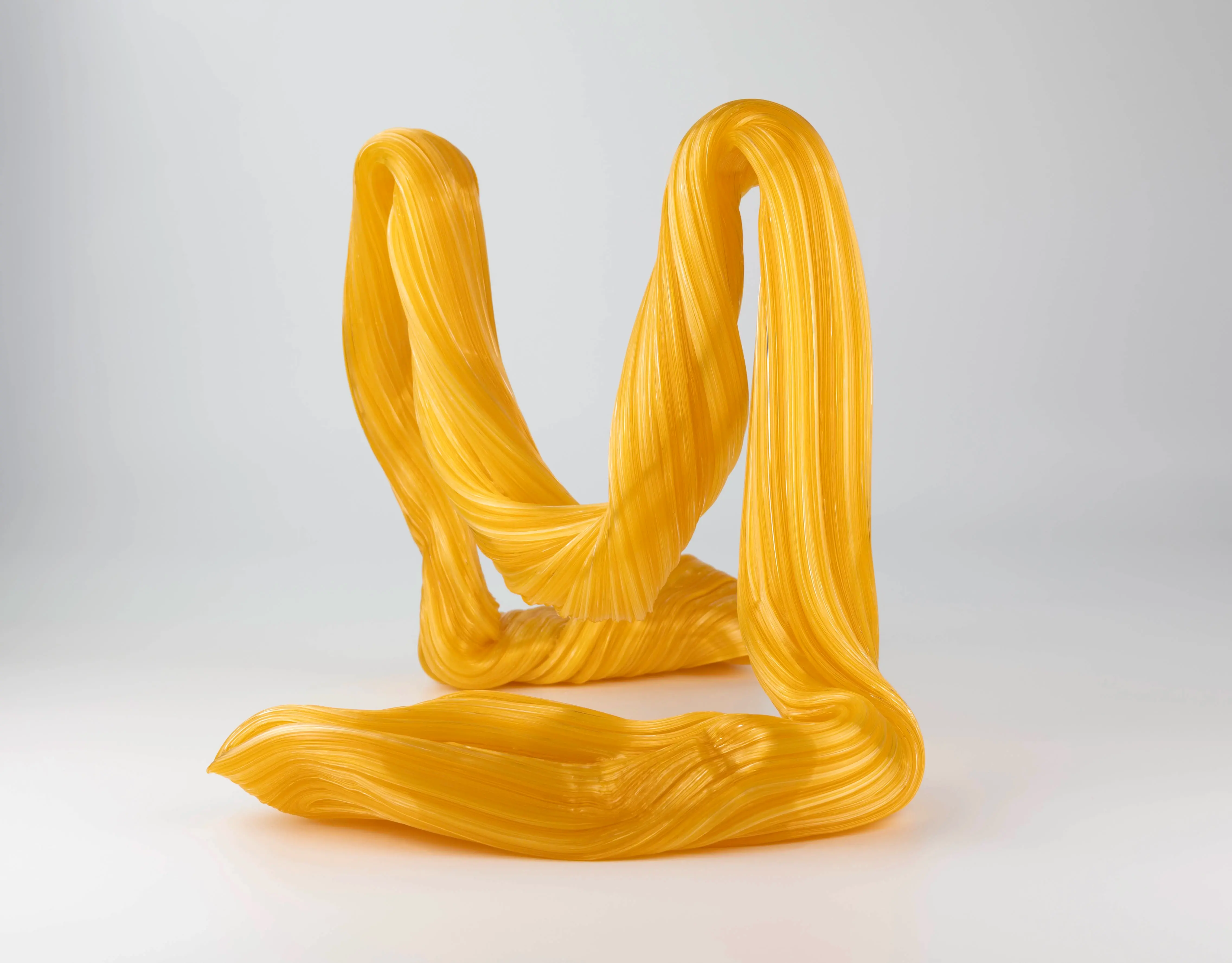 Hier sieht man eine Glasskulptur mit dem Titel "Adventuring #3" aus dem Jahr 2026 der Dänisch-Schwedischen Glaskünstlerin "Maria Bang Espersen", in Deutschland exklusiv vertreten durch die zeitgenössische Hamburger Kunstgalerie "Galerie von Wegen" mit Sitz im Levantehaus in der Mönckebergstraße 7 in 20095 Hamburg.