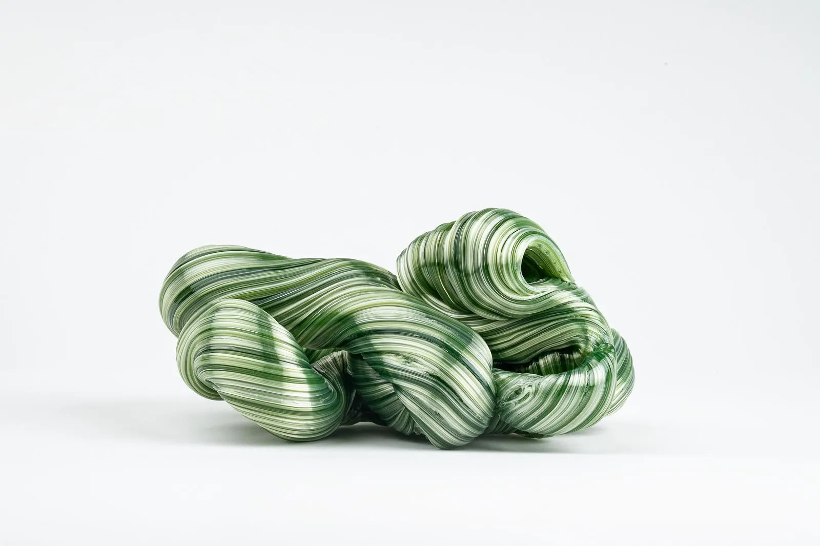 Hier sieht man eine Glasskulptur mit dem Titel "In-Between #5" der Dänisch-schwedischen Glaskünstlerin "Maria Bang Espersen" bei der zeitgenössischen Hamburger Kunstgalerie "Galerie von Wegen" im Levantehaus in der Mönckebergstraße 7 in 20095 Hamburg.