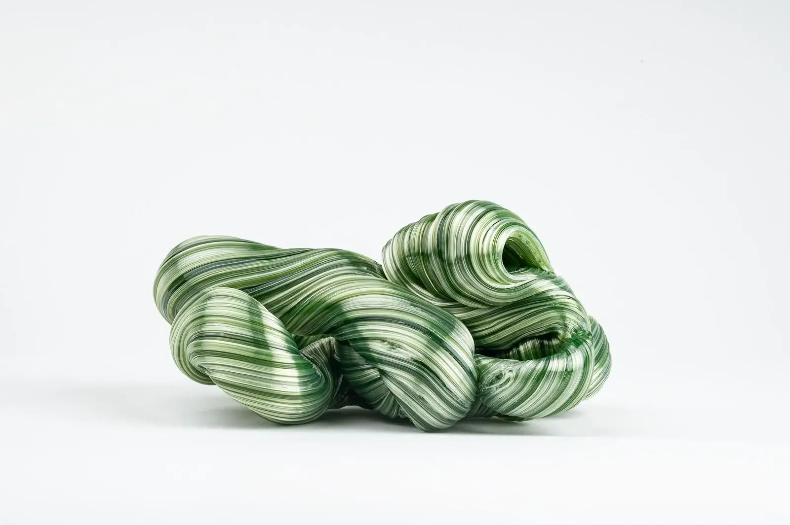 Hier sieht man eine Glasskulptur mit dem Titel "In-Between #5" der Dänisch-schwedischen Glaskünstlerin "Maria Bang Espersen" bei der zeitgenössischen Hamburger Kunstgalerie "Galerie von Wegen" im Levantehaus in der Mönckebergstraße 7 in 20095 Hamburg.