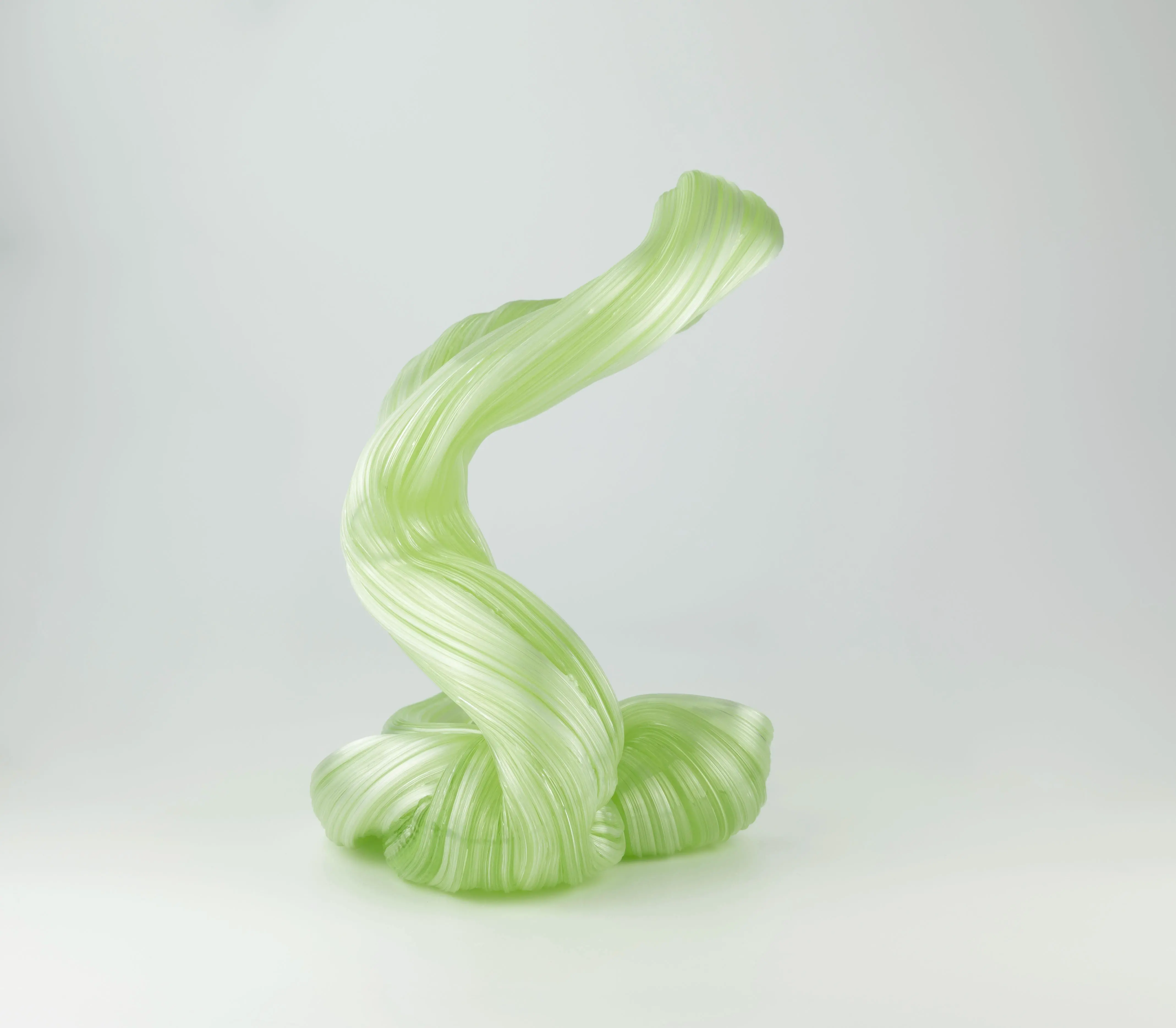 Hier sieht man eine Glasskulptur mit dem Titel "Stand-alone #2" aus dem Jahr 2026 der Dänisch-Schwedischen Glaskünstlerin "Maria Bang Espersen", in Deutschland exklusiv vertreten durch die zeitgenössische Hamburger Kunstgalerie "Galerie von Wegen" mit Sitz im Levantehaus in der Mönckebergstraße 7 in 20095 Hamburg.
