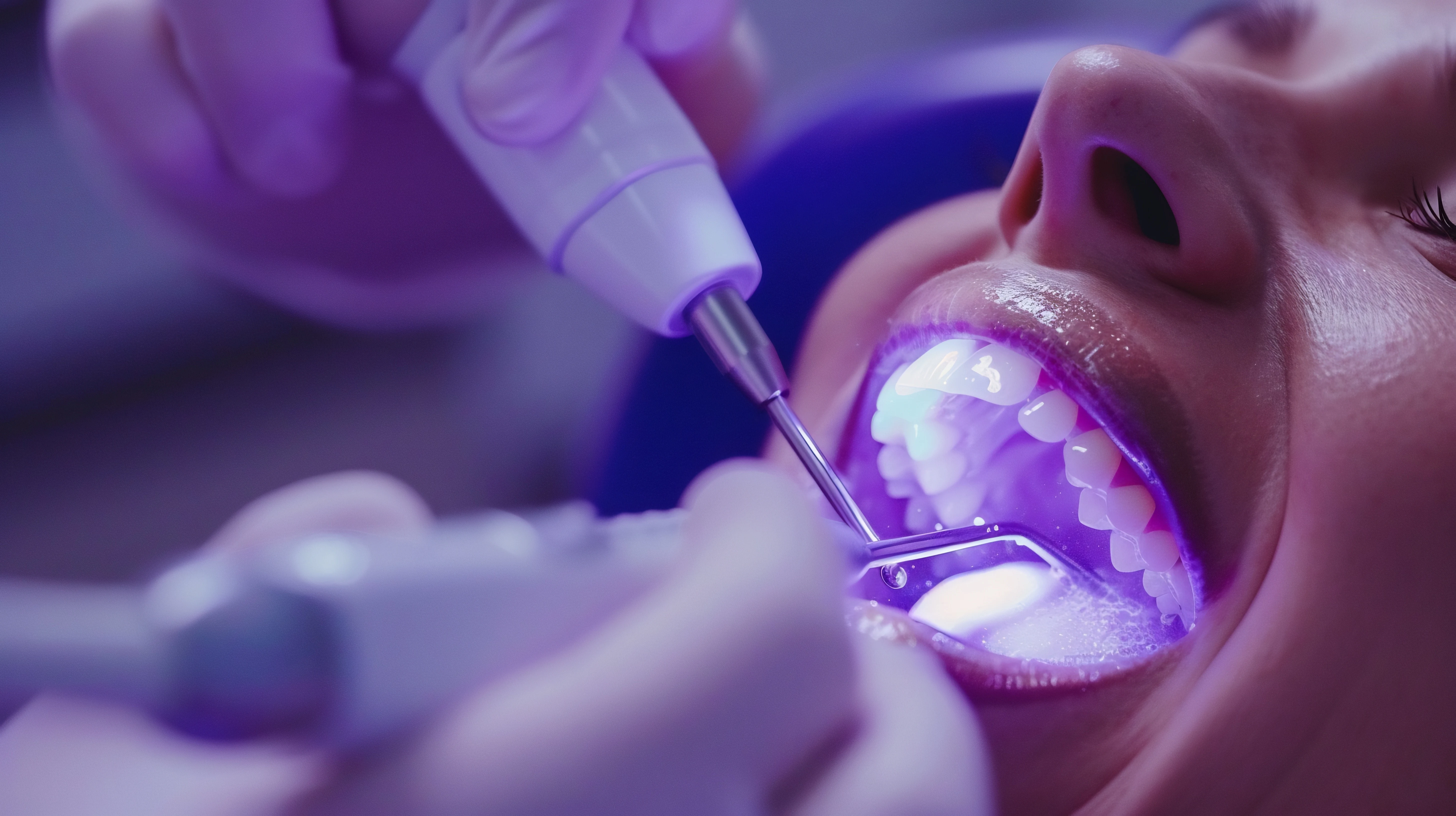 Detailní záběr na žlutě zbarvené zuby.