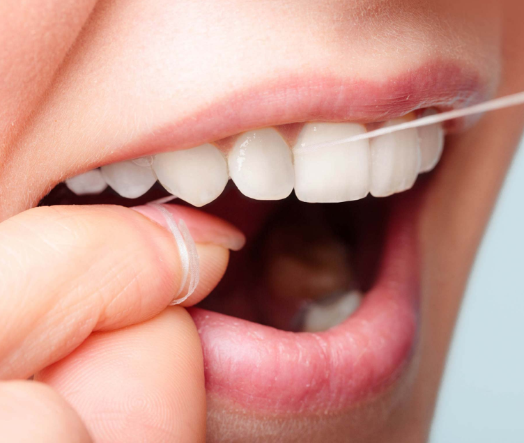 NAKUPUJTE ZUBNÍ NITĚ ORAL-B mobile