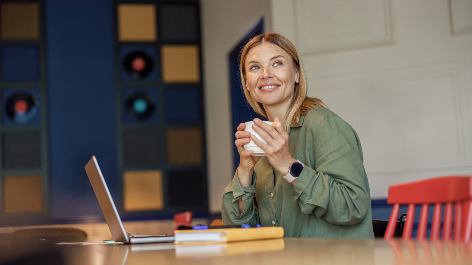 smiling-businesswoman-drinking-coffee