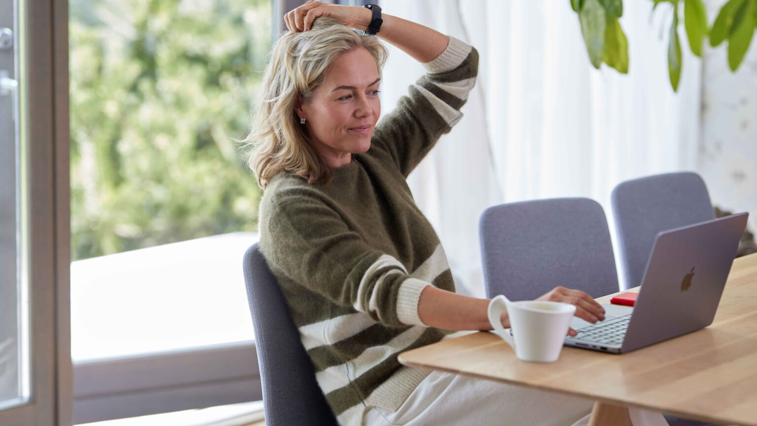woman-with-laptop-typing