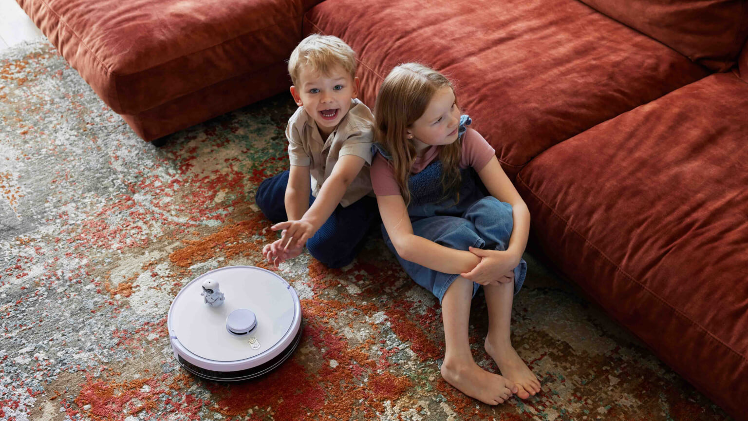 kids-sitting-on-carpet