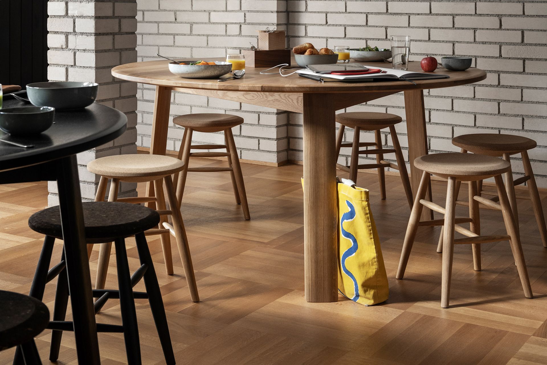Remke Table Alle Table Round Table 150 cm / 59 in, Natural Oak — Hem