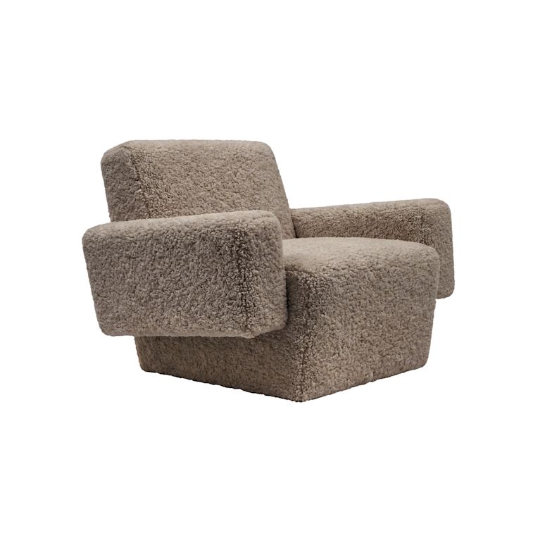 Hunk Lounge Chair With Armrests, Curly 17mm 07 Sahara, Art. no. 32173 (image 1)