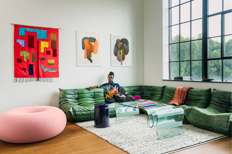 From left to right [Boa Pouf Cotton Candy](/furniture/sofas-and-poufs/boa/30494), [Last Stool](/furniture/chairs-and-stools/last/13636) and on the couch with Chainky, [Glitch Throw Coral / Rust Red](/accessories/throws-and-cushions/glitch/30511)