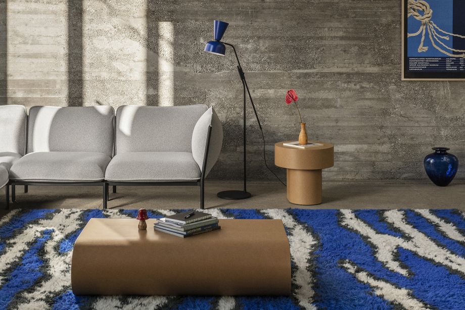 Hem - A living room scene featuring Kumo Sofa in Porcelain, Monster Rug Ultramarine Blue / Off-White, Stump Coffee Table Medium Natural, Alphabeta Floor Lamp Blue and Stump Side Table Natural.