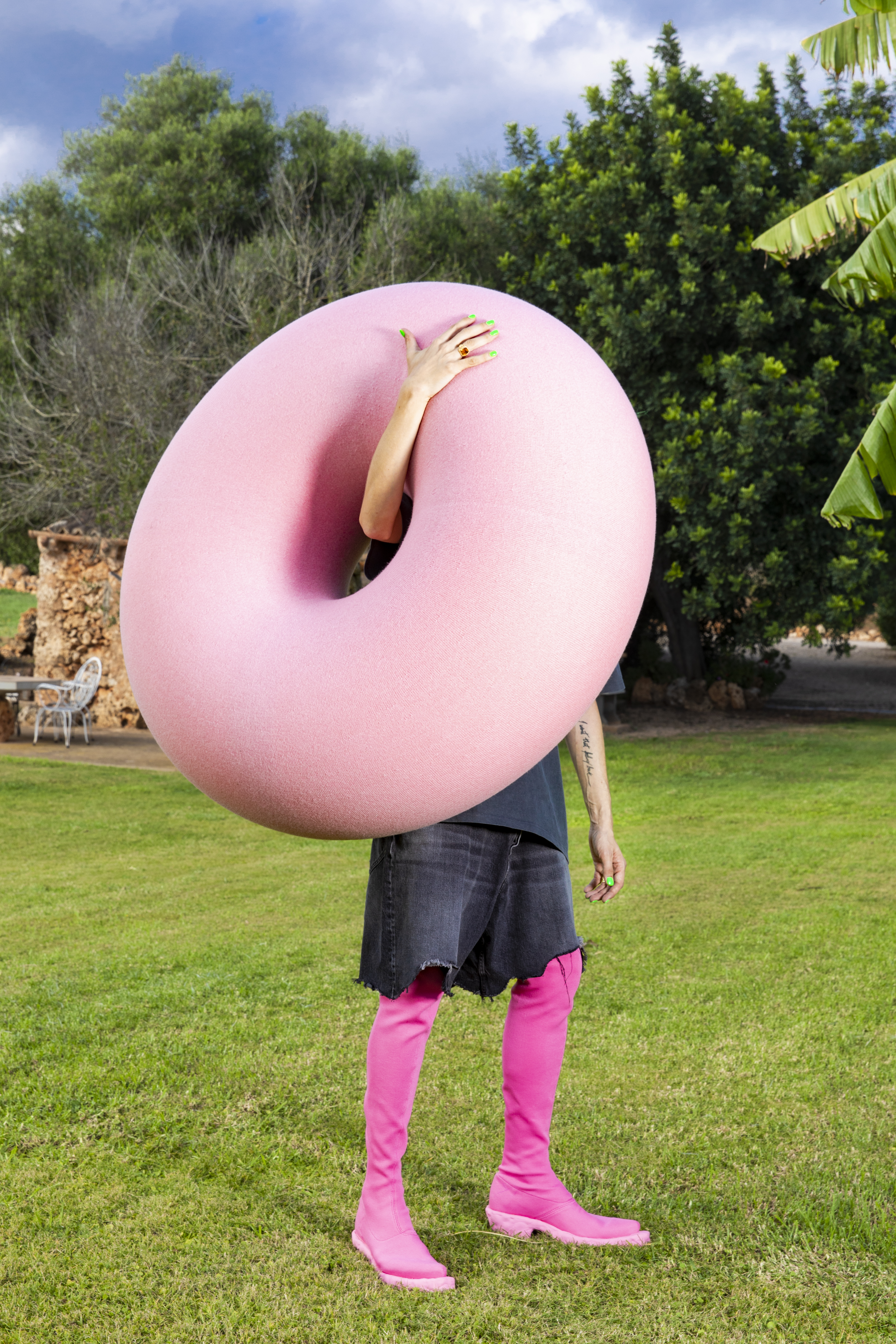 Achilles carrying [Boa Pouf Cotton Candy](/furniture/sofas-and-poufs/boa/30494)