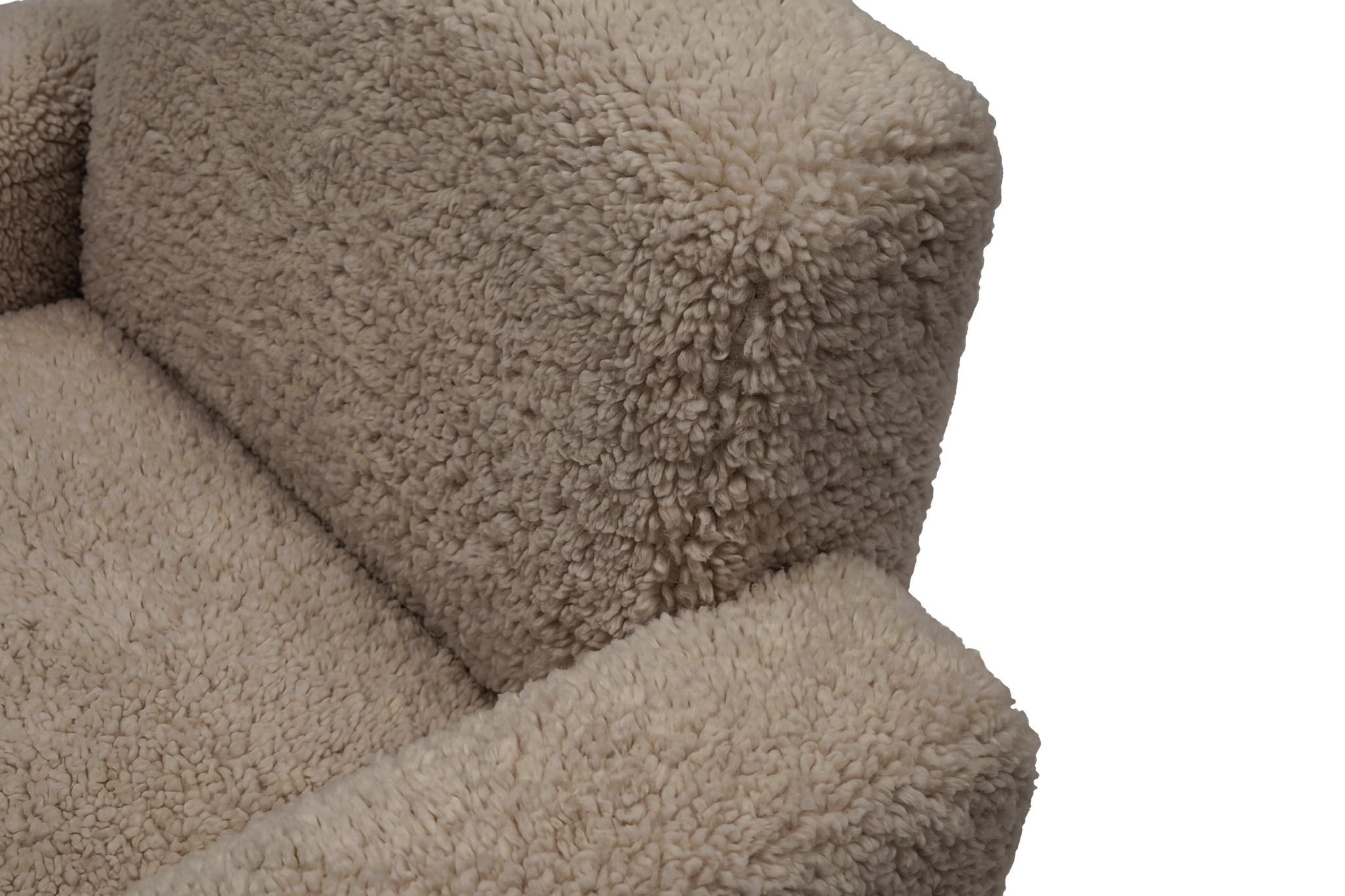 Hunk Lounge Chair With Armrests, Curly 17mm 07 Sahara