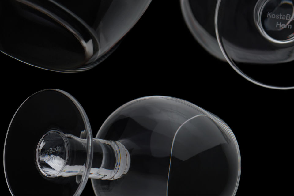 An editorial image featuring Fars Glas (Set of 2) Drinking Glass, a collaboration between Kosta Boda and Hem.