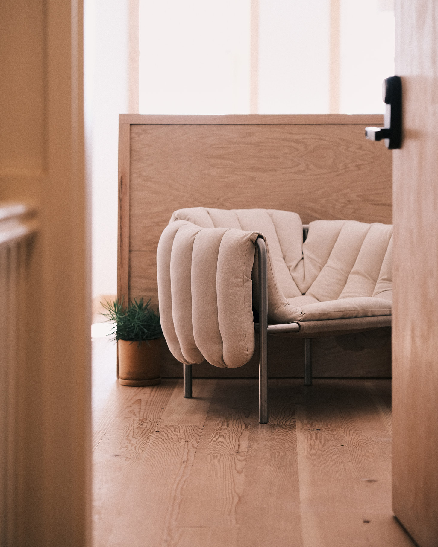 [Puffy Lounge Chair Natural / Stainless](/furniture/chairs-and-stools/puffy/20191)