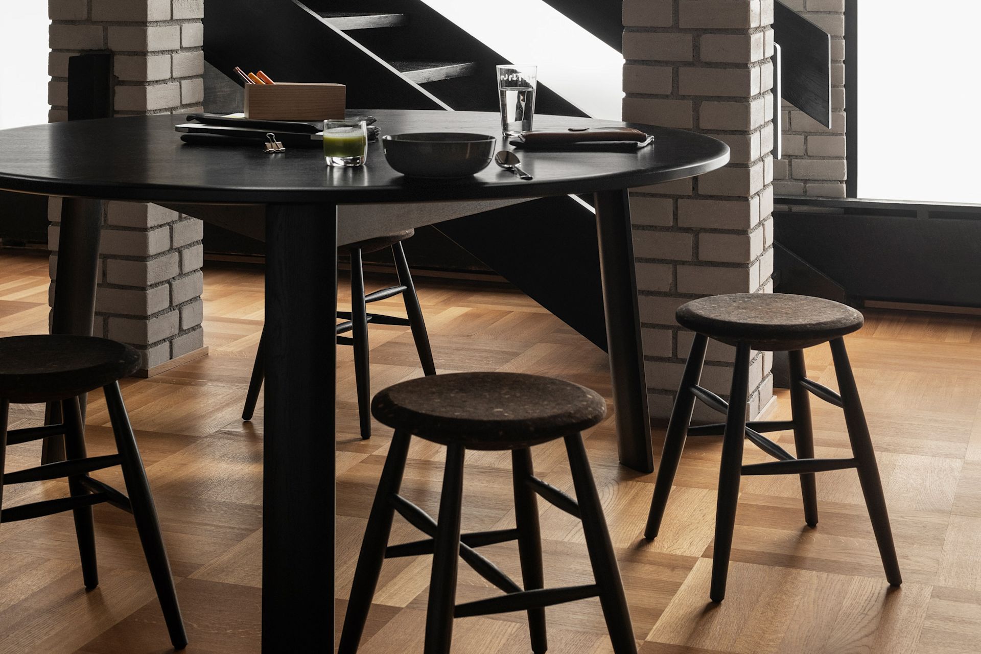 Remke Table Alle Table Round Table 150 cm / 59 in, Black Oak — Hem