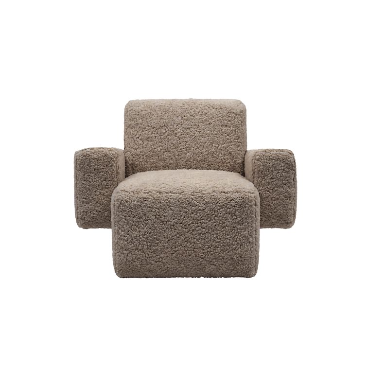 Hunk Lounge Chair With Armrests, Curly 17mm 07 Sahara, Art. no. 32173 (image 2)