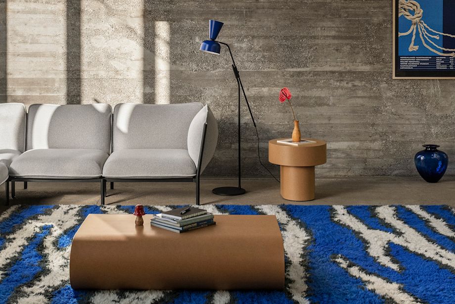 Hem - A living room scene featuring Kumo Sofa in Porcelain, Monster Rug Ultramarine Blue / Off-White, Stump Coffee Table Medium Natural, Alphabeta Floor Lamp Blue and Stump Side Table Natural.
