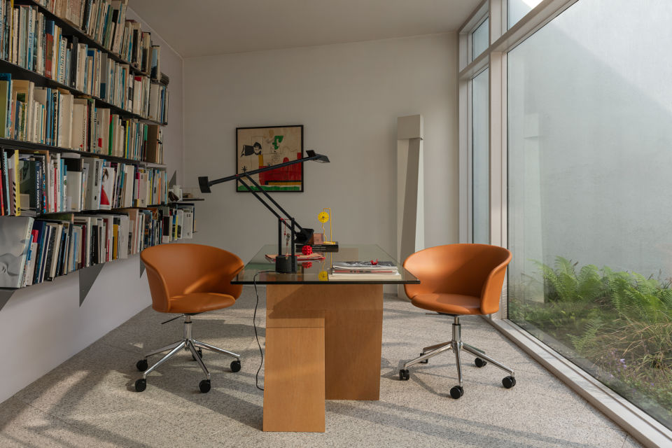A lifestyle image of an office scene featuring Kendo Swivel Chair 5-star Castors in Cognac Leather / Polished Aluminum.
